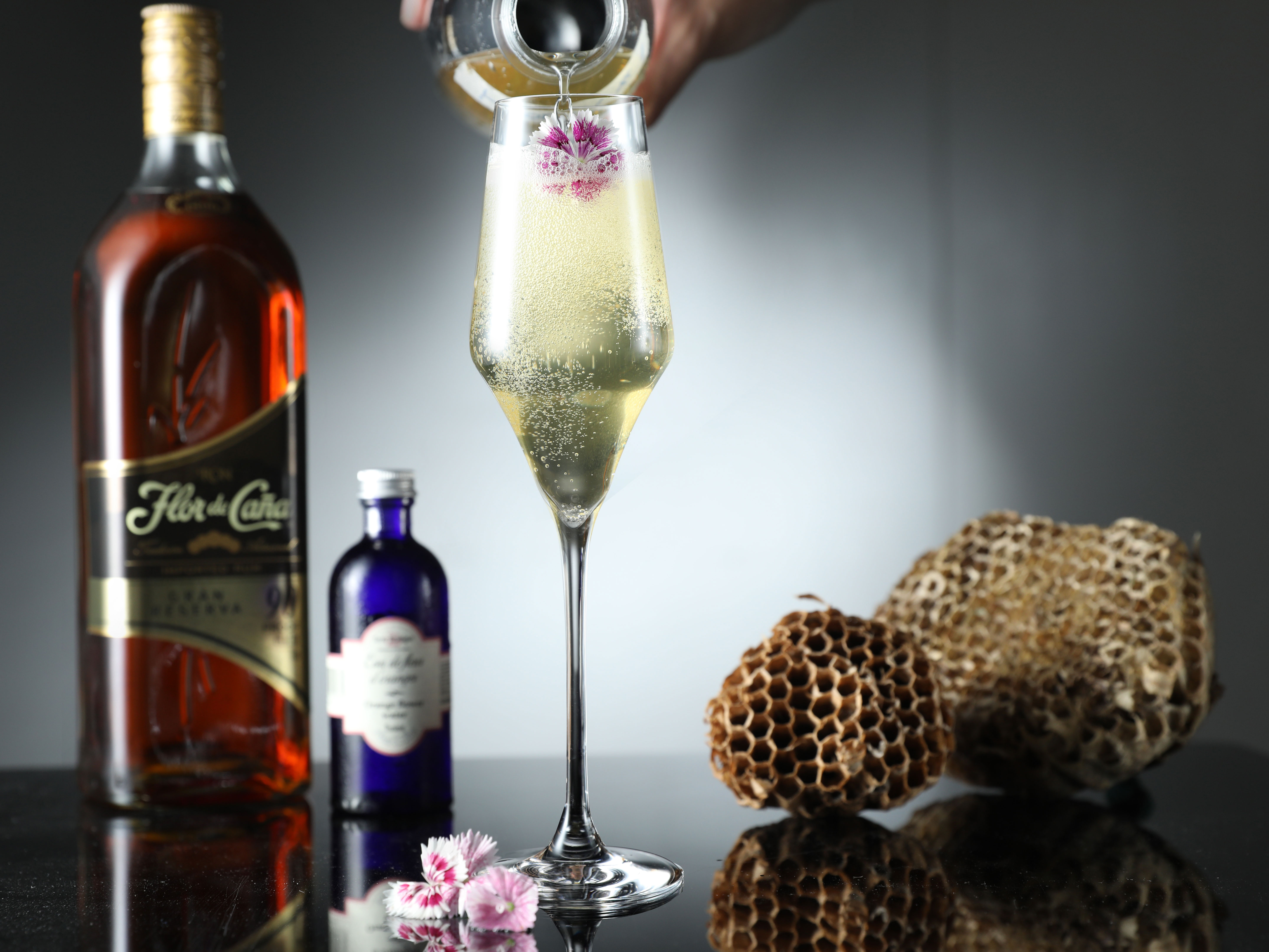 「蜂蜜」以酸度明亮的白酒襯龍眼蜜，打進氣泡更清爽。（400元／杯）