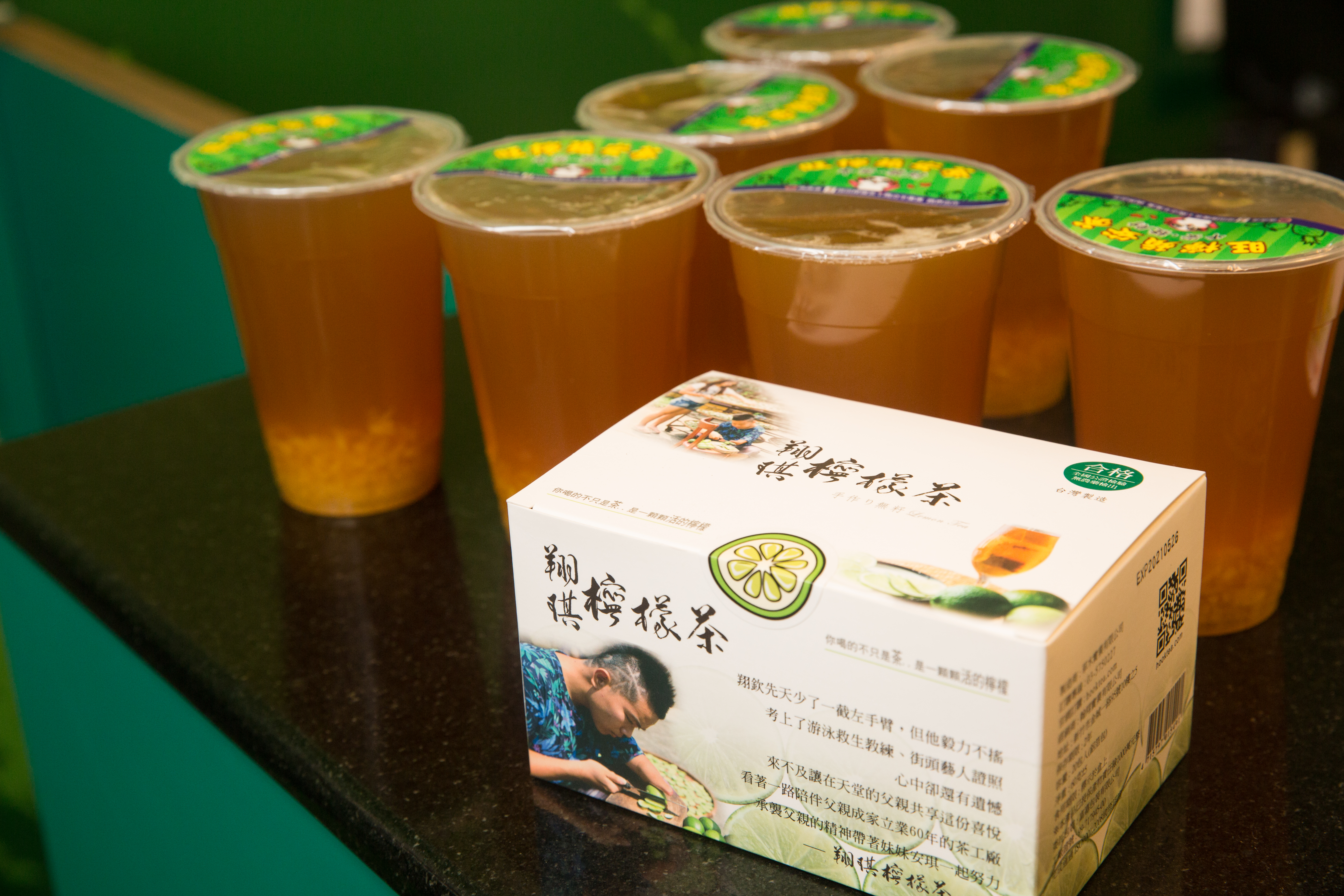 除了天然無添加的檸檬茶包，詹翔欽也與新竹在地的水果商合作有果粒的檸檬茶手搖杯。（檸檬茶375元/盒，旺檸蘋安茶50元/杯）