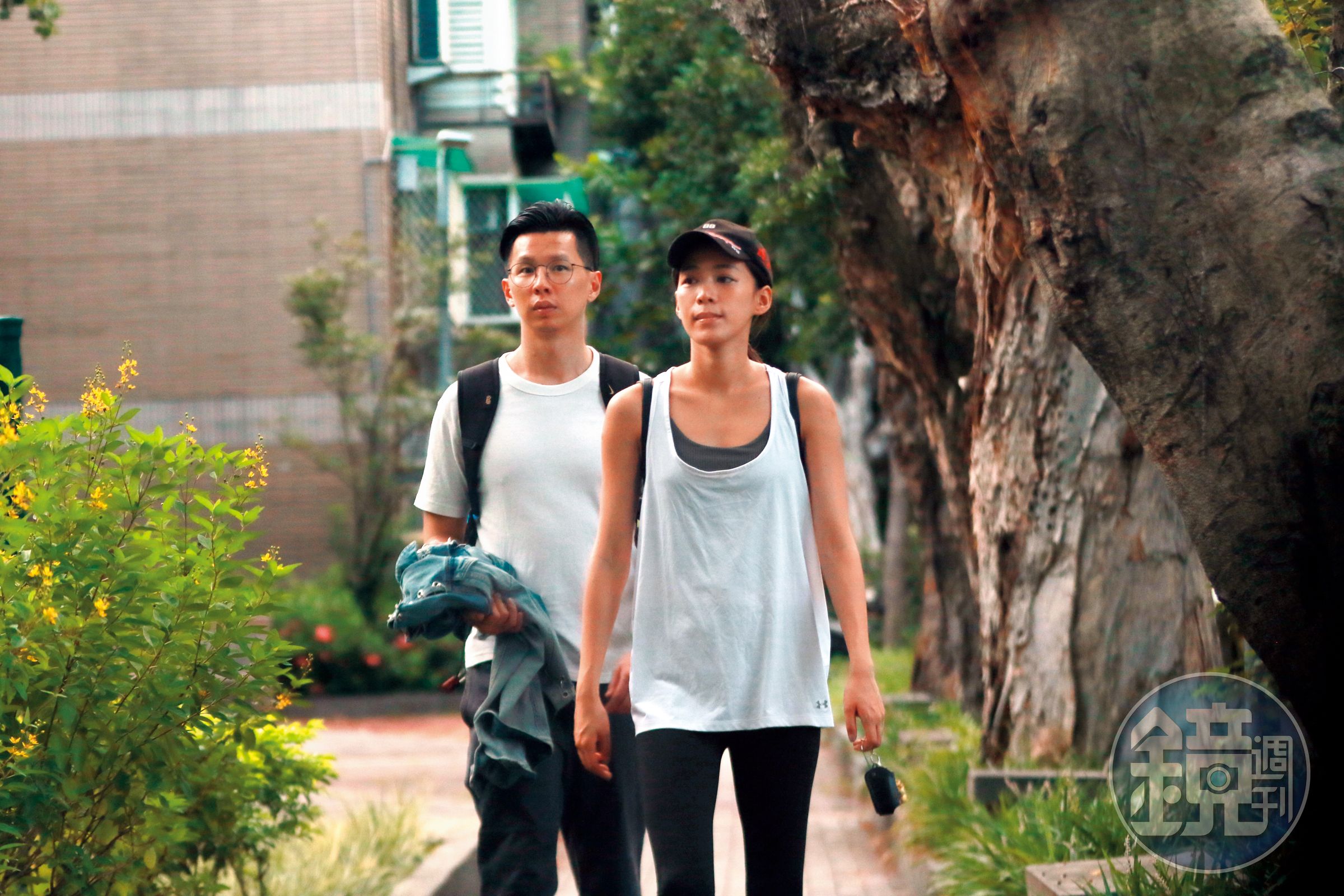 9月1日17：30，王思平結束前一段戀情後不久，就搭上牙醫新歡李世偉，對方更在其家門前等待她出現。