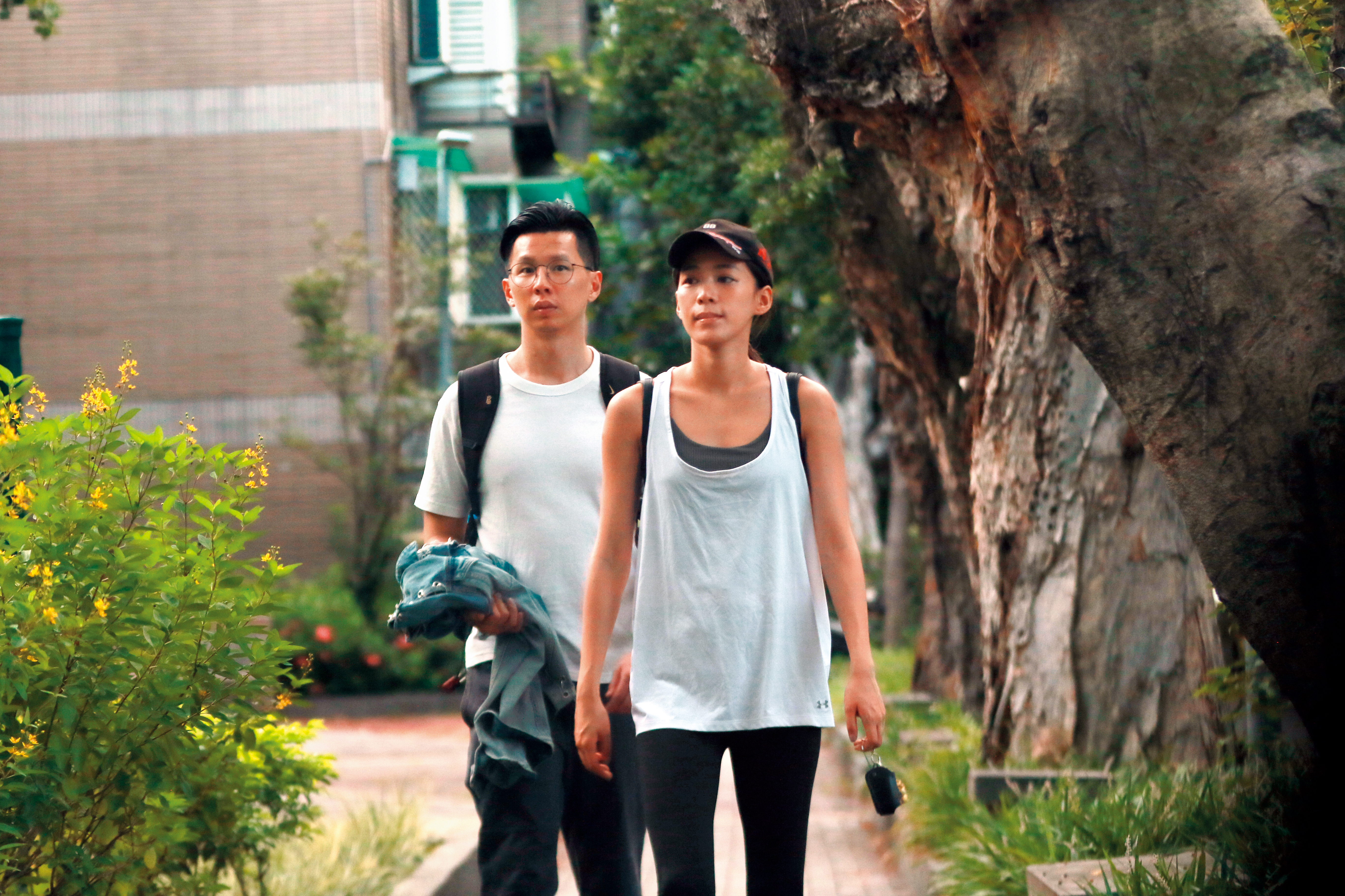 9月1日17：30，王思平結束前一段戀情後不久，就搭上牙醫新歡李世偉，對方更在其家門前等待她出現。