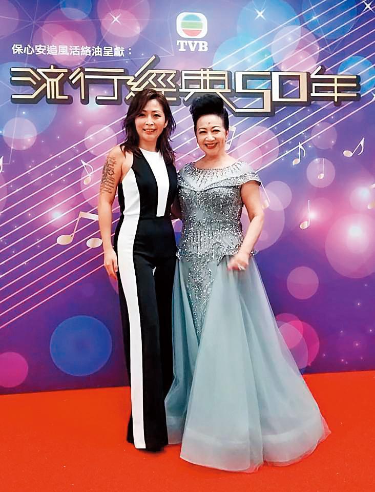 林曉培上薛家燕(右)主持的香港TVB節目《流行經典50年》。(翻攝自林曉培臉書)