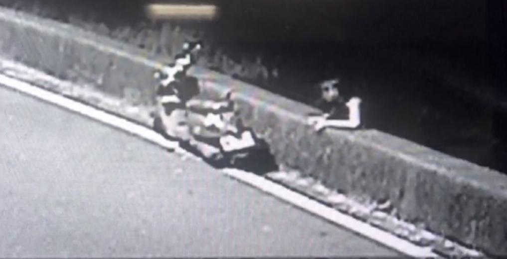 洪姓少女見男友爬下堤防後也跟著下去。(翻攝畫面)
