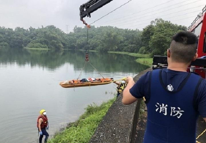 消防人員在10日早上打撈到黃姓男子的遺體。(翻攝畫面)