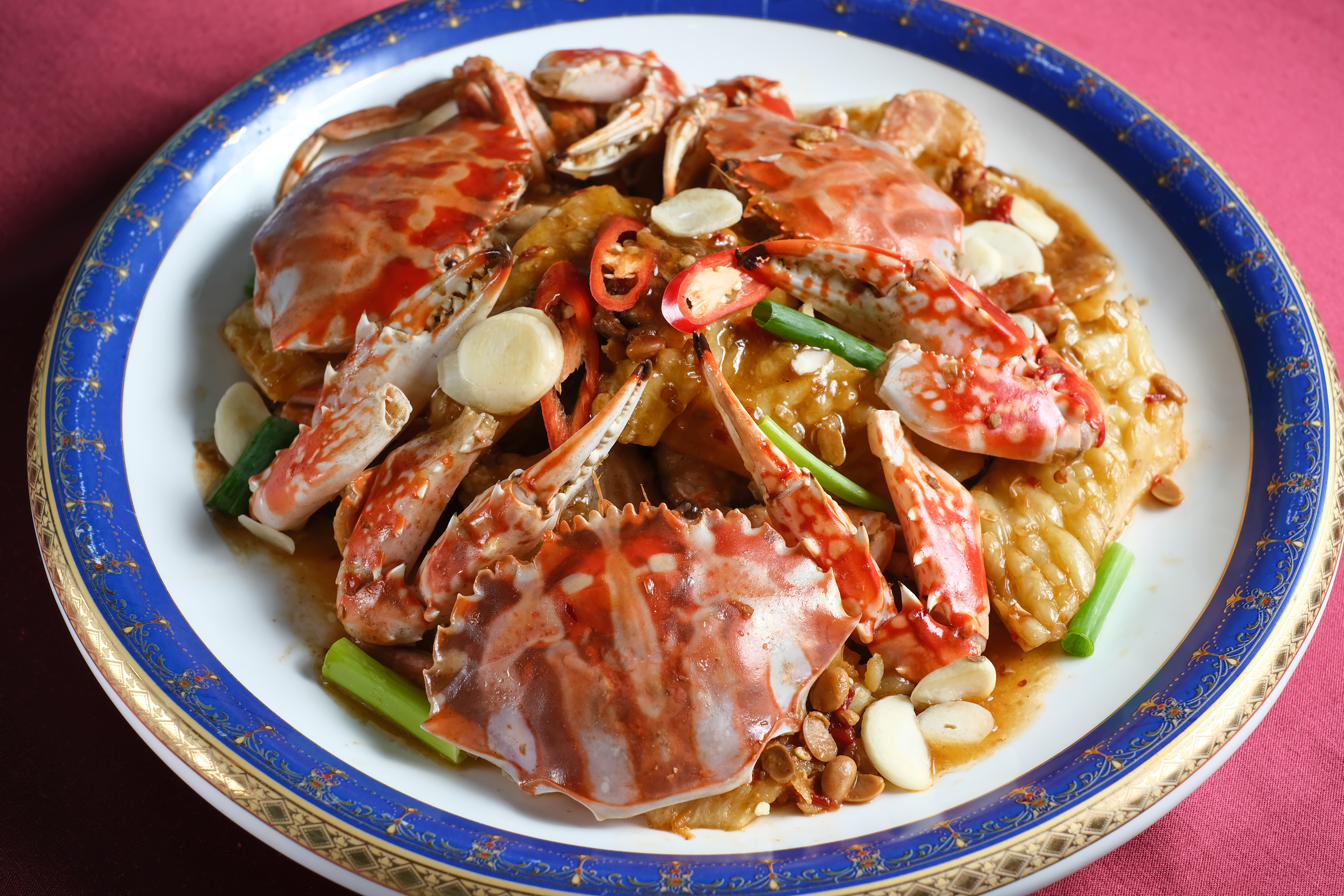 萬里來的「花蟹」肉質細甜,與苦瓜和豆醬同烹,旨味與清爽苦味吊出鮮美。(單點菜色,時價)