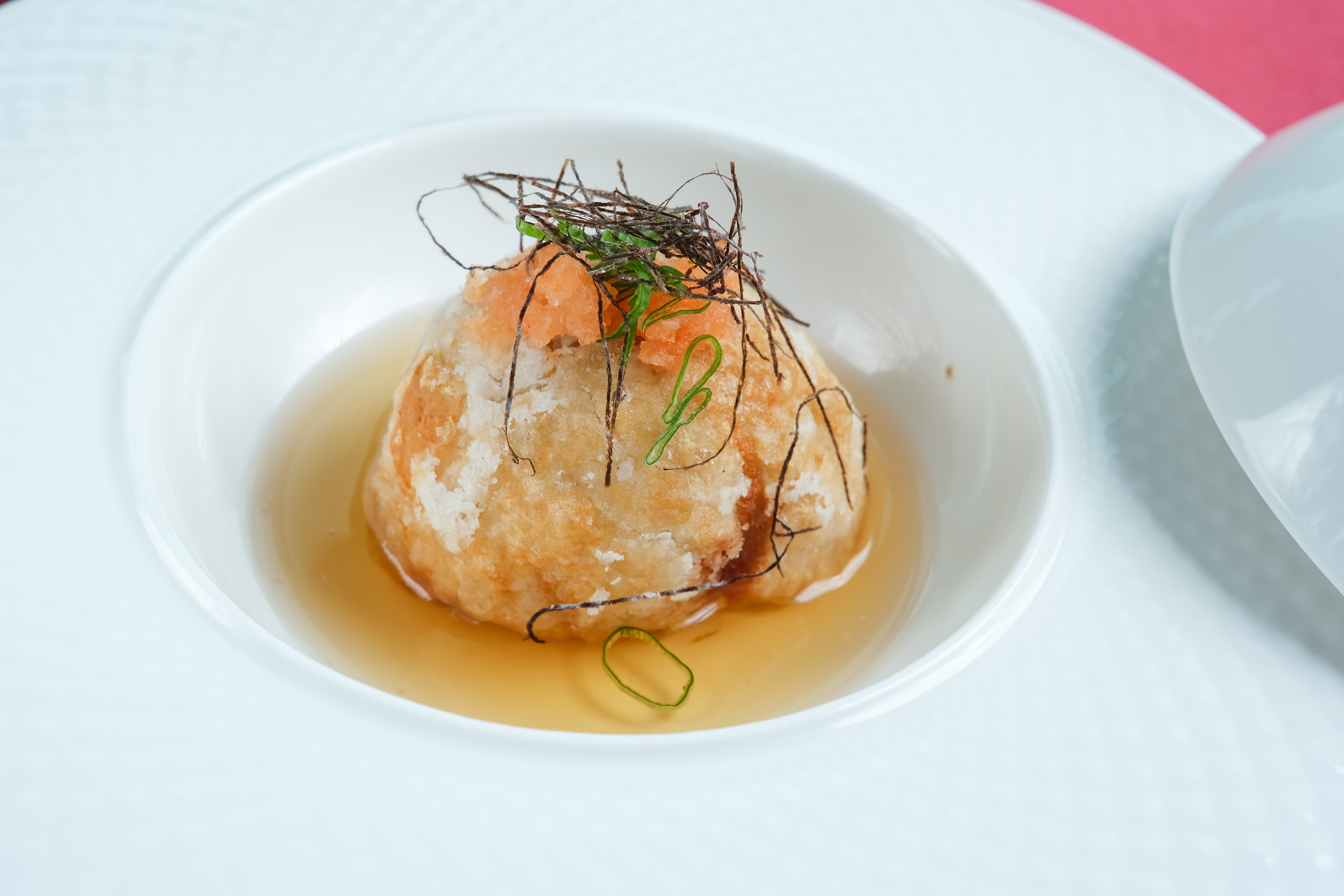 「胡麻蟹肉釀豆腐」以日式手法演繹鮮蟹,胡麻醬香惹味。