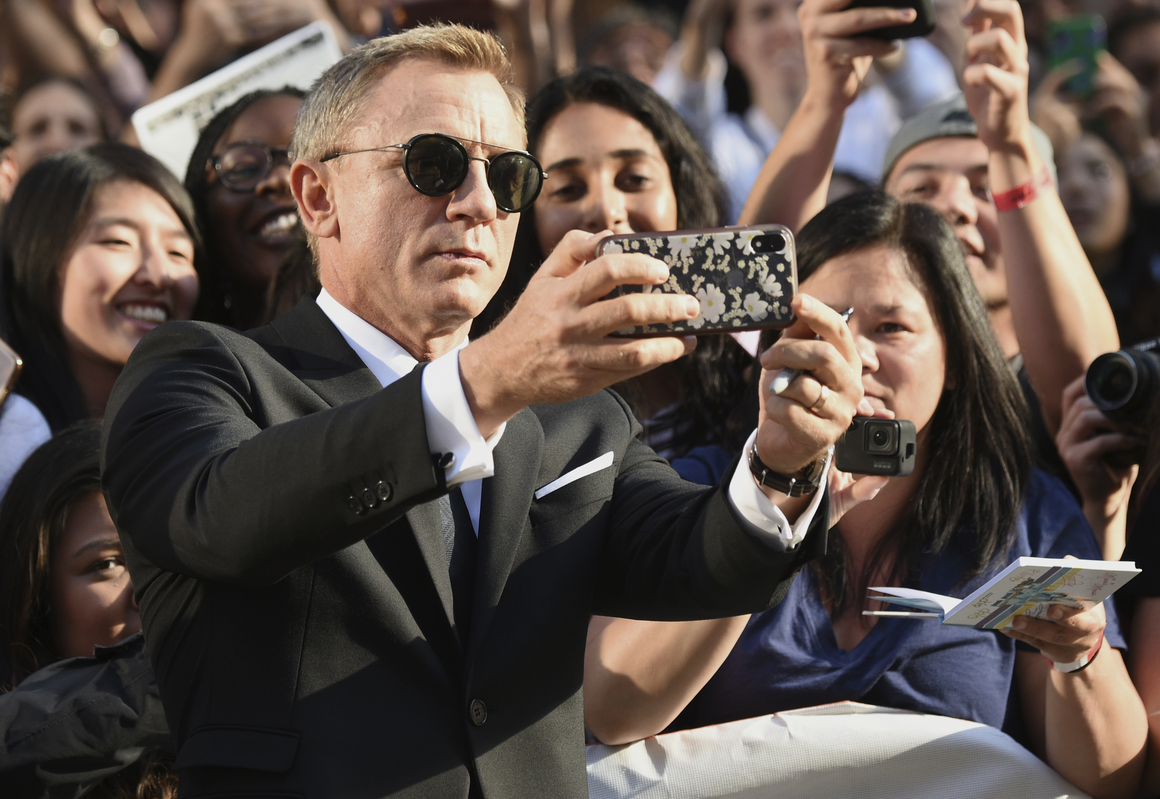 丹尼爾克雷格出席多倫多影展，吸引大批影迷到場支持，證明明星魅力依舊。（達志影像）