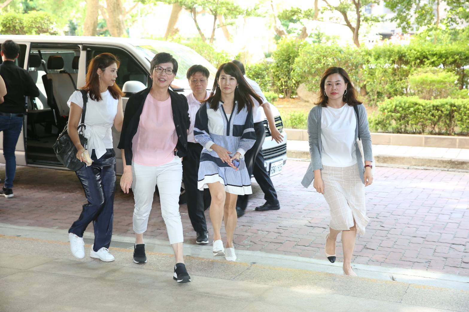 郭柯王3方幕僚蔡沁瑜、蔡壁如和林思慧今（10）日首度公開現身，一同前往中選會了解總統登記及連署相關細節。