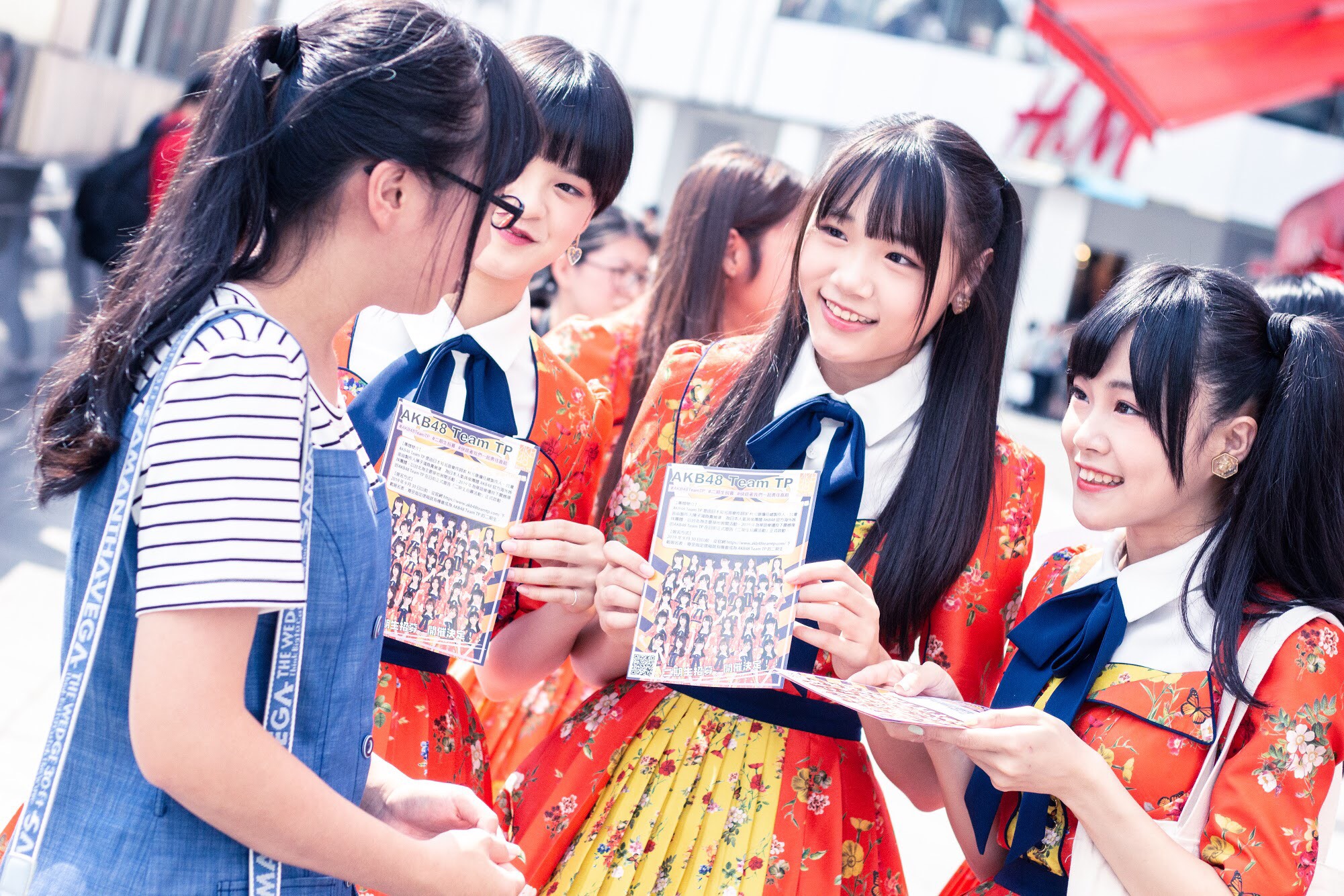 AKB48 Team TP日前走上台北街頭發招募傳單主動出擊，希望有更多新血加入。（好言娛樂提供）