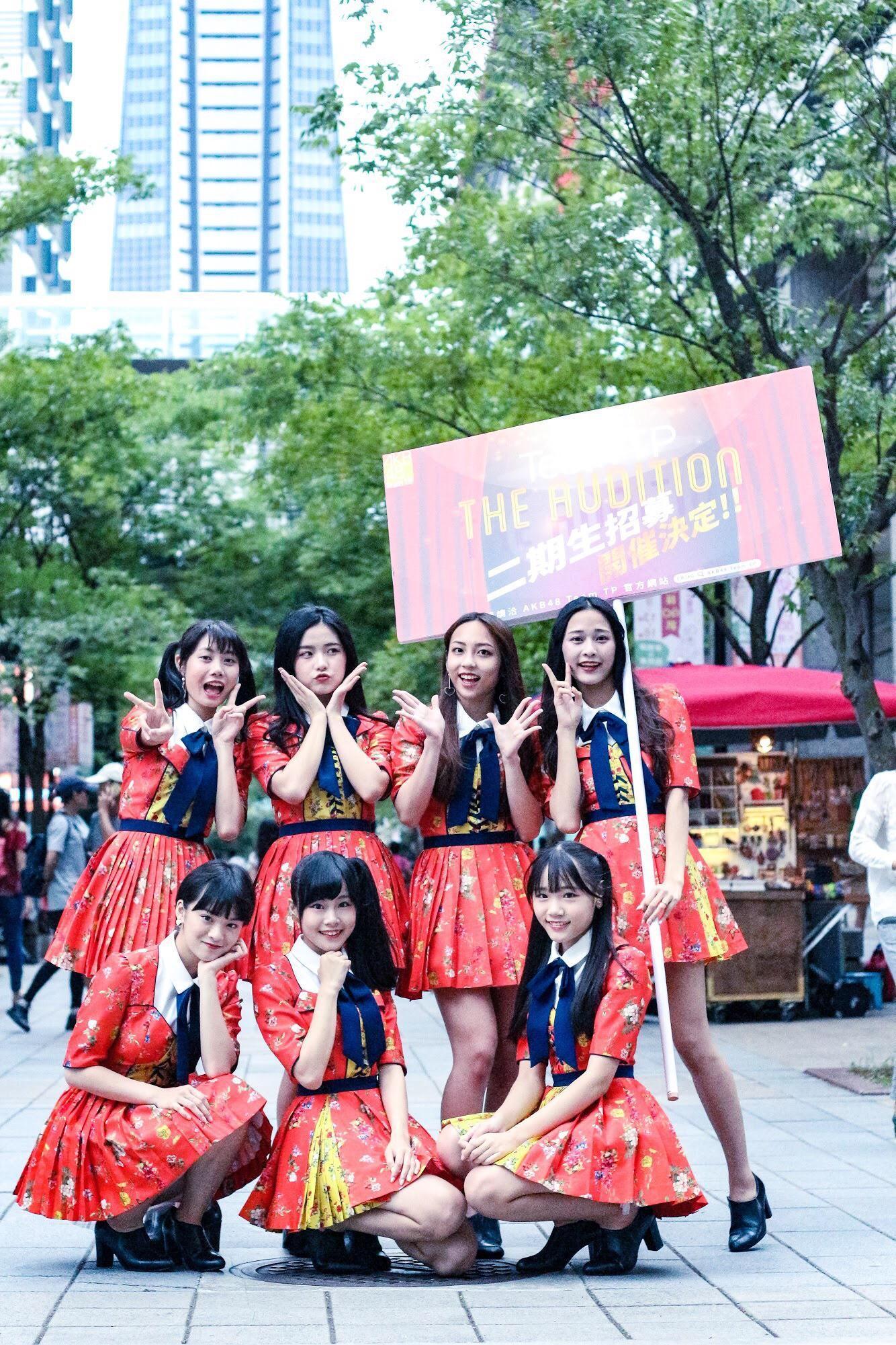 AKB48 Team TP日前上街頭召募二期團員,左起第一排蔡伊柔、周佳郁、李采潔,左起第二排蔡亞恩、李孟純、林易沄、林倢。(好言娛樂提供)