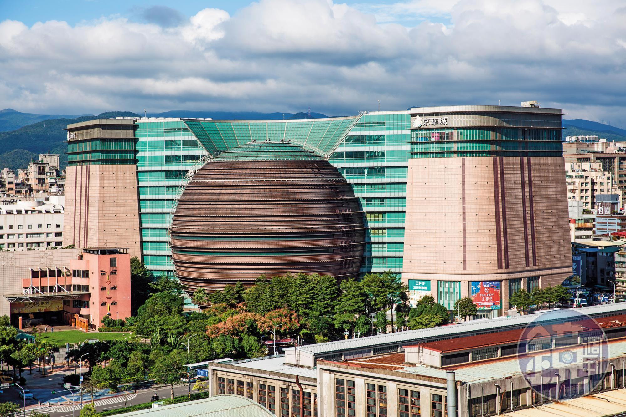 京華城斥資240億元打造,號稱全世界最大的球體建築商場,將以342億元公開標售,確定年底熄燈。