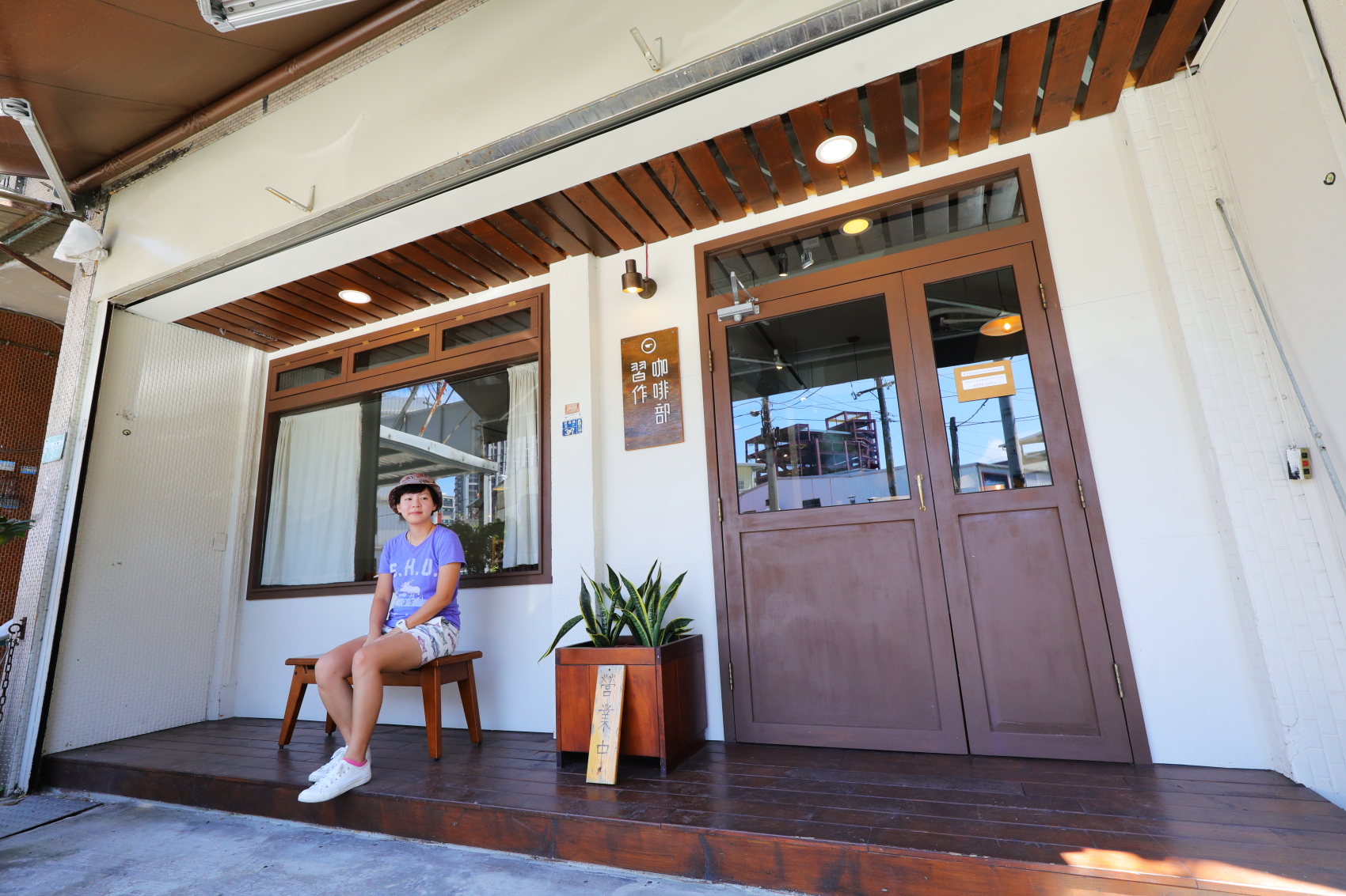 「習作咖啡部」的門口重新設計過，更有日本復古咖啡館的氣氛。