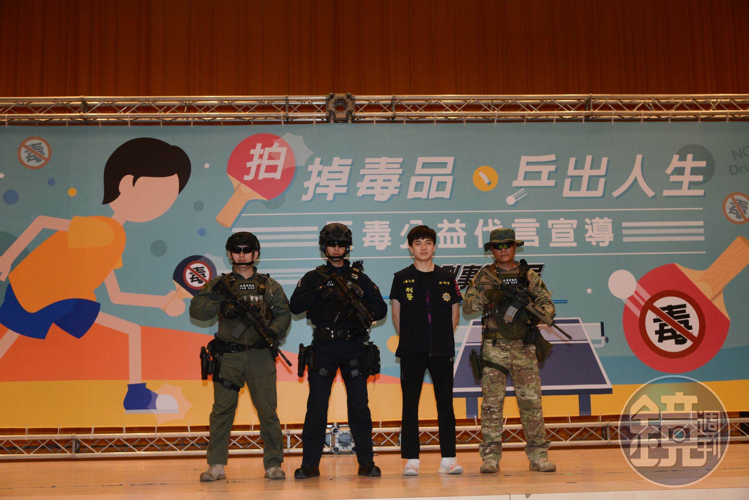 刑事局除暴勤隊與林昀儒合影。（刑事局提供）