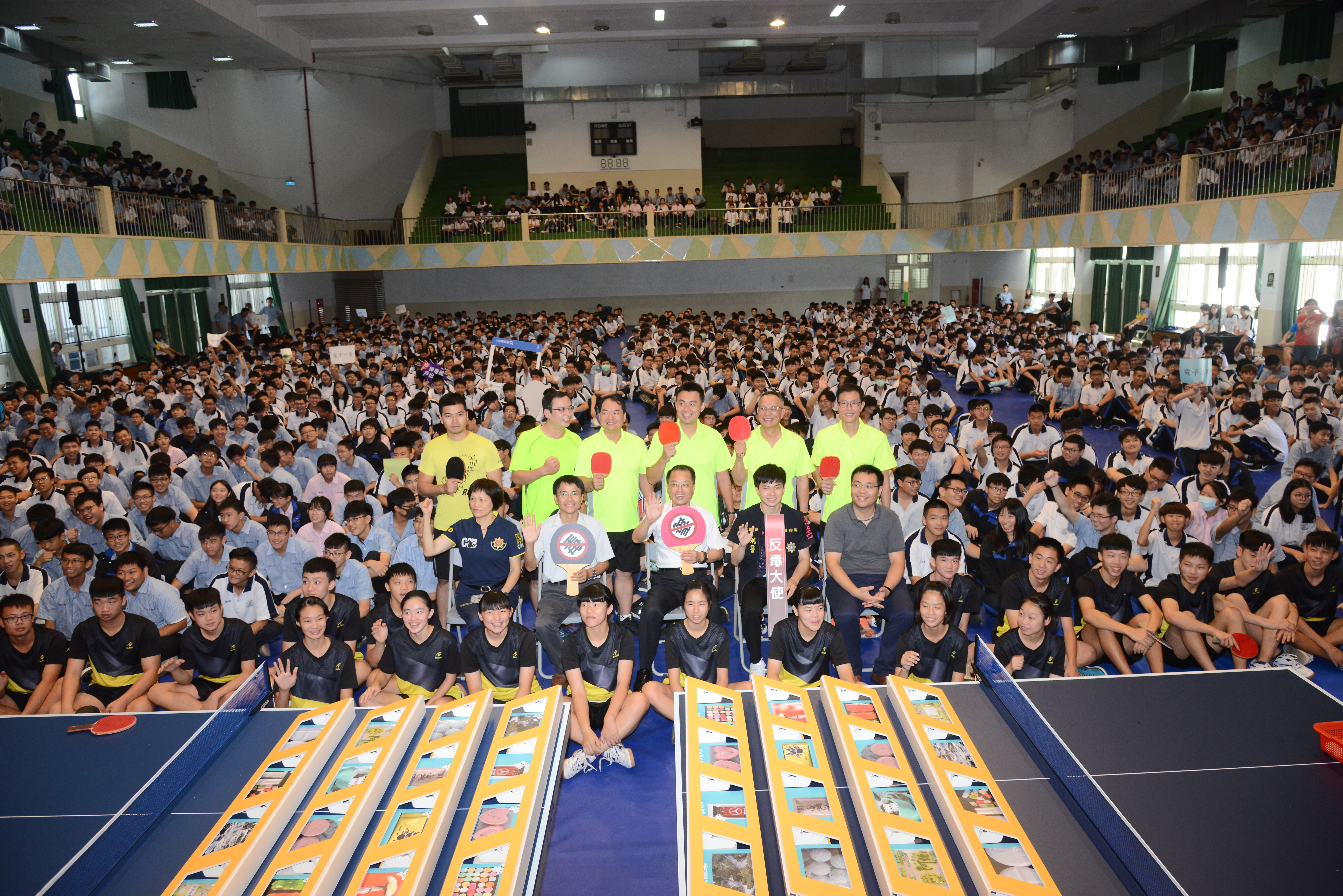 擔任刑事局反毒大使的林昀儒，與和內湖高工師生分享藉由運動反毒。（刑事局提供）