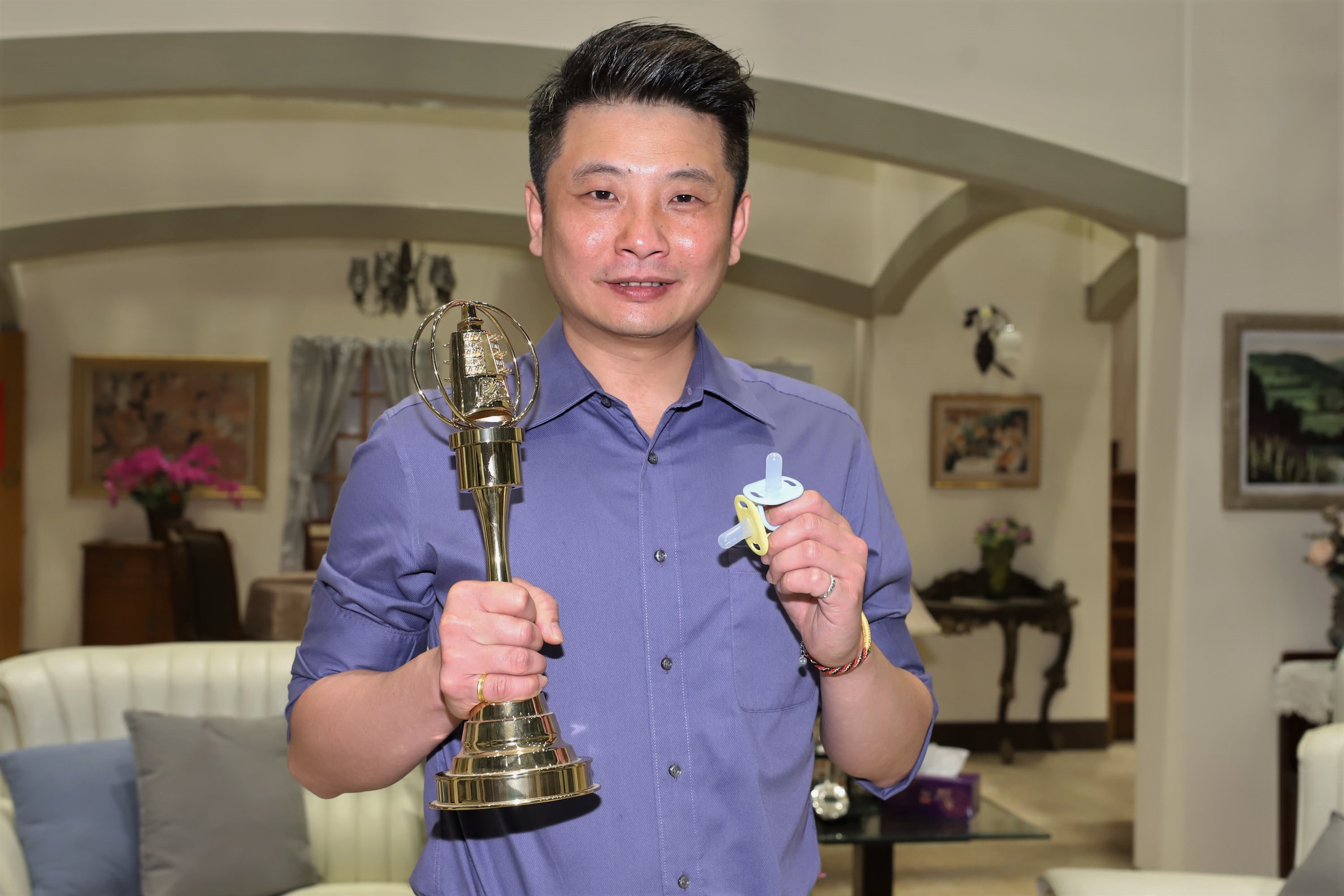 蔡佳麟首度跨足戲劇就入圍金鐘新人。（民視提供）