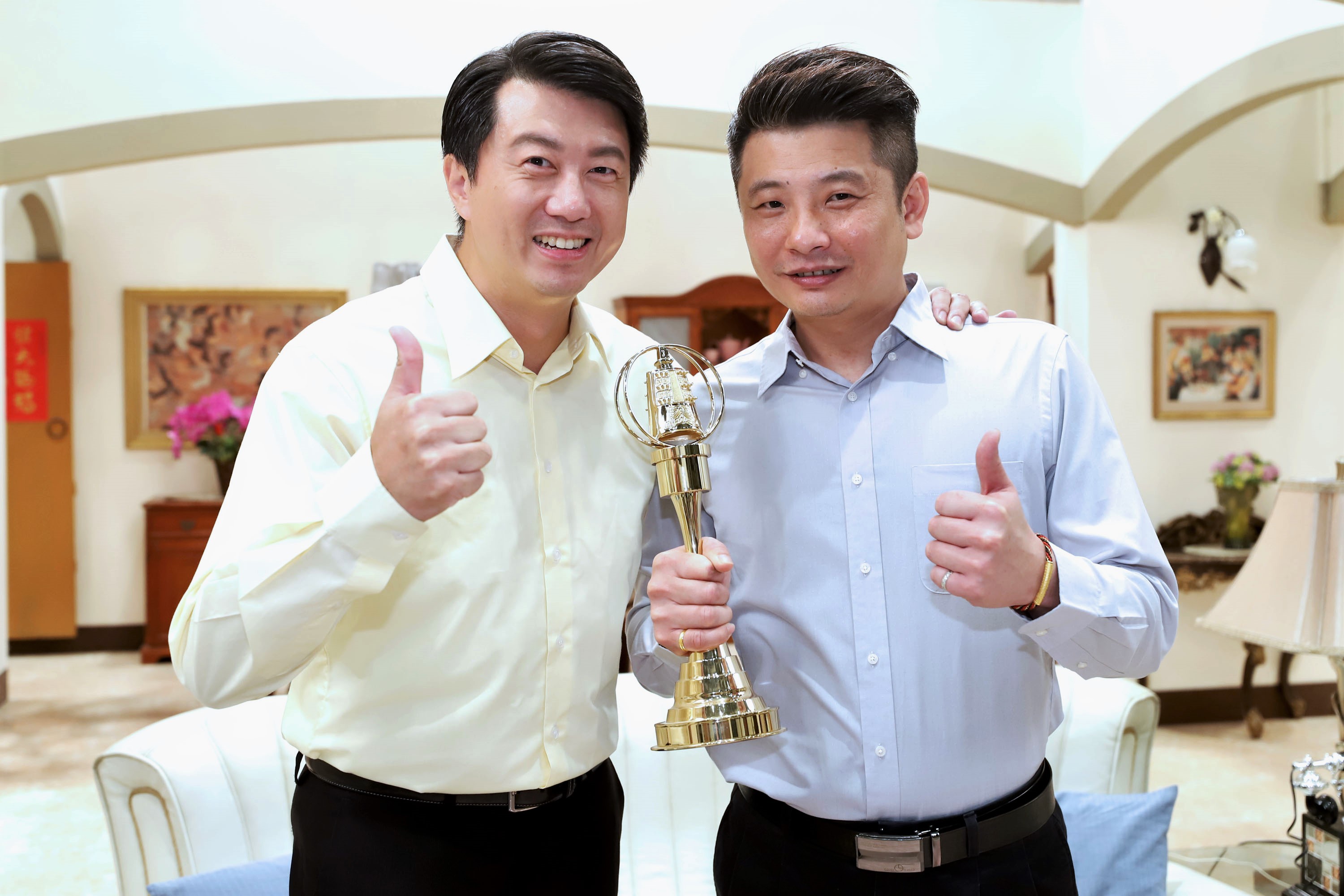 見好友蔡佳麟(右)入圍金鐘,吳皓昇(左)不開金口道賀坦言有苦衷。(民視提供)