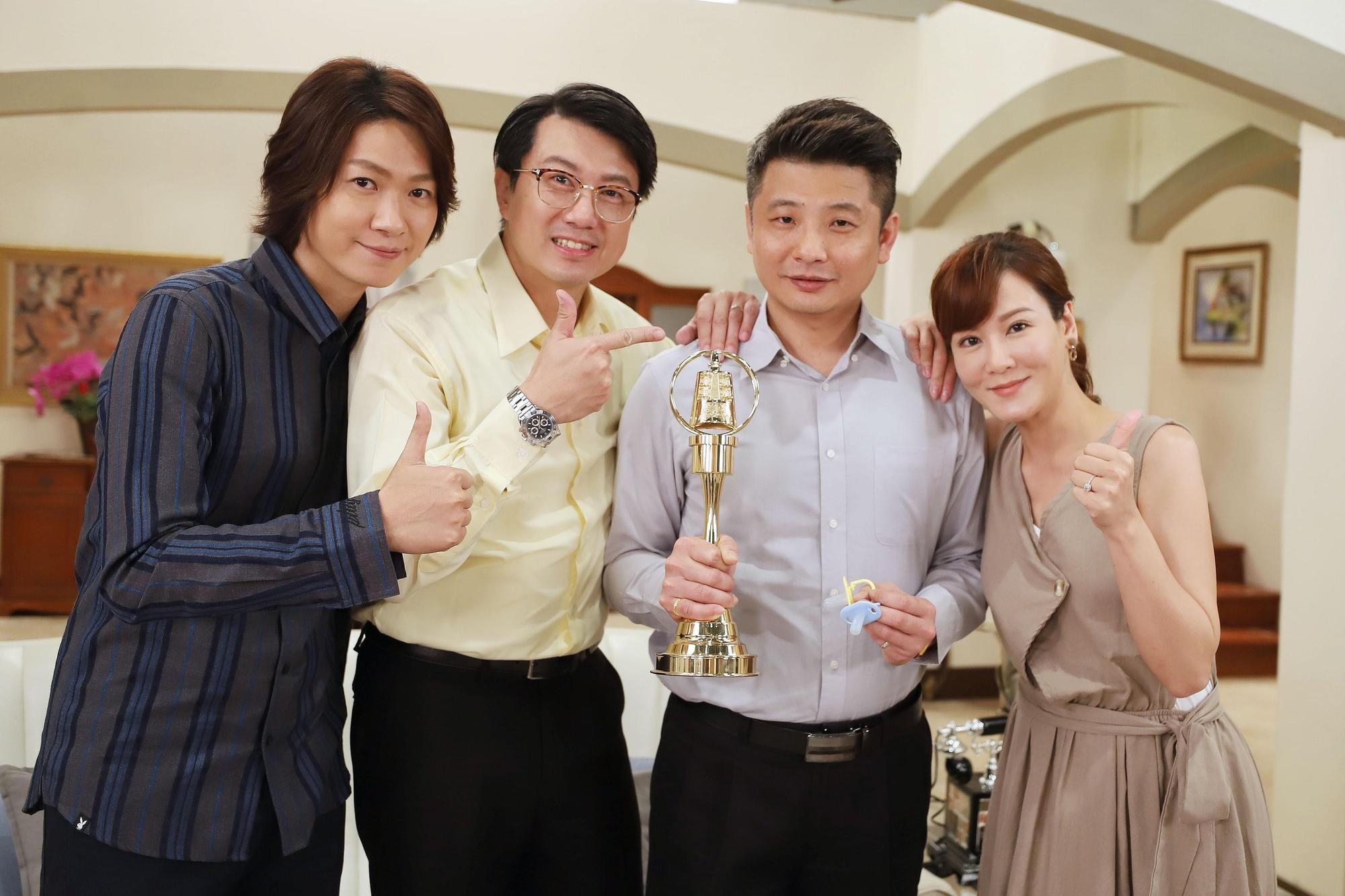 蔡佳麟(右二)飾演的「阿旺」回歸《大時代》,跟老朋友吳皓昇(左二)、邱琦雯(右一)、黃少谷(左一)等人相見歡。(民視提供)