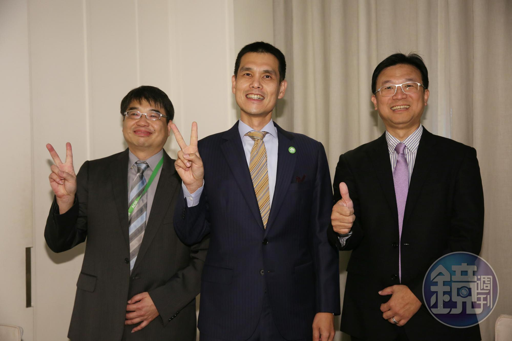 宏碁小金雞安碁資訊將在今年第四季掛牌上櫃 ,董事長施宣輝(中)對於未來戰戰兢兢。