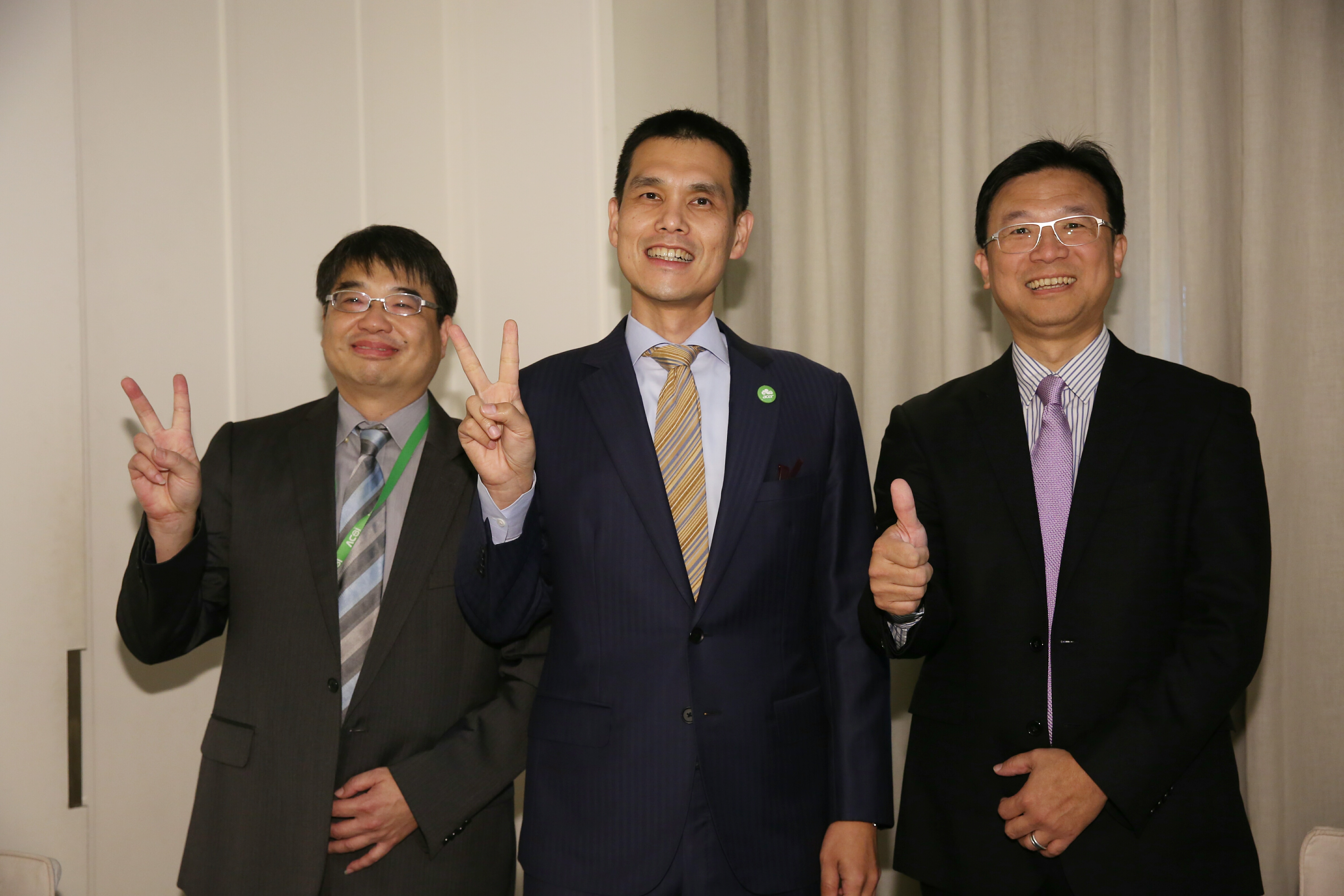 宏碁小金雞安碁資訊將在今年第四季掛牌上櫃 ，董事長施宣輝（中）對於未來戰戰兢兢。