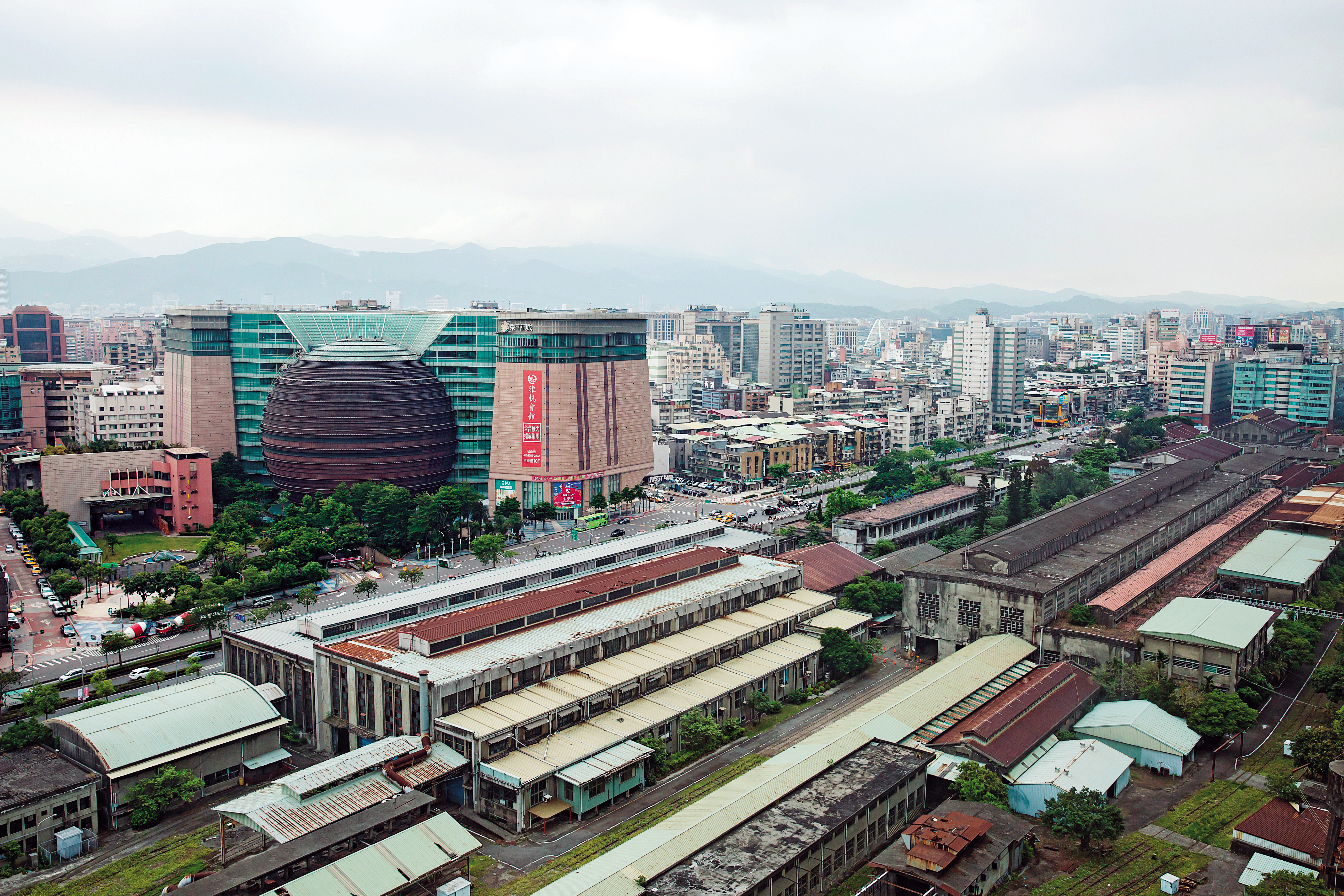 京華城開幕18年卻慘淡經營,市場盛傳原因之一是緊鄰的台北機廠長年閒置未活化,阻斷商場與信義區人潮的連結。