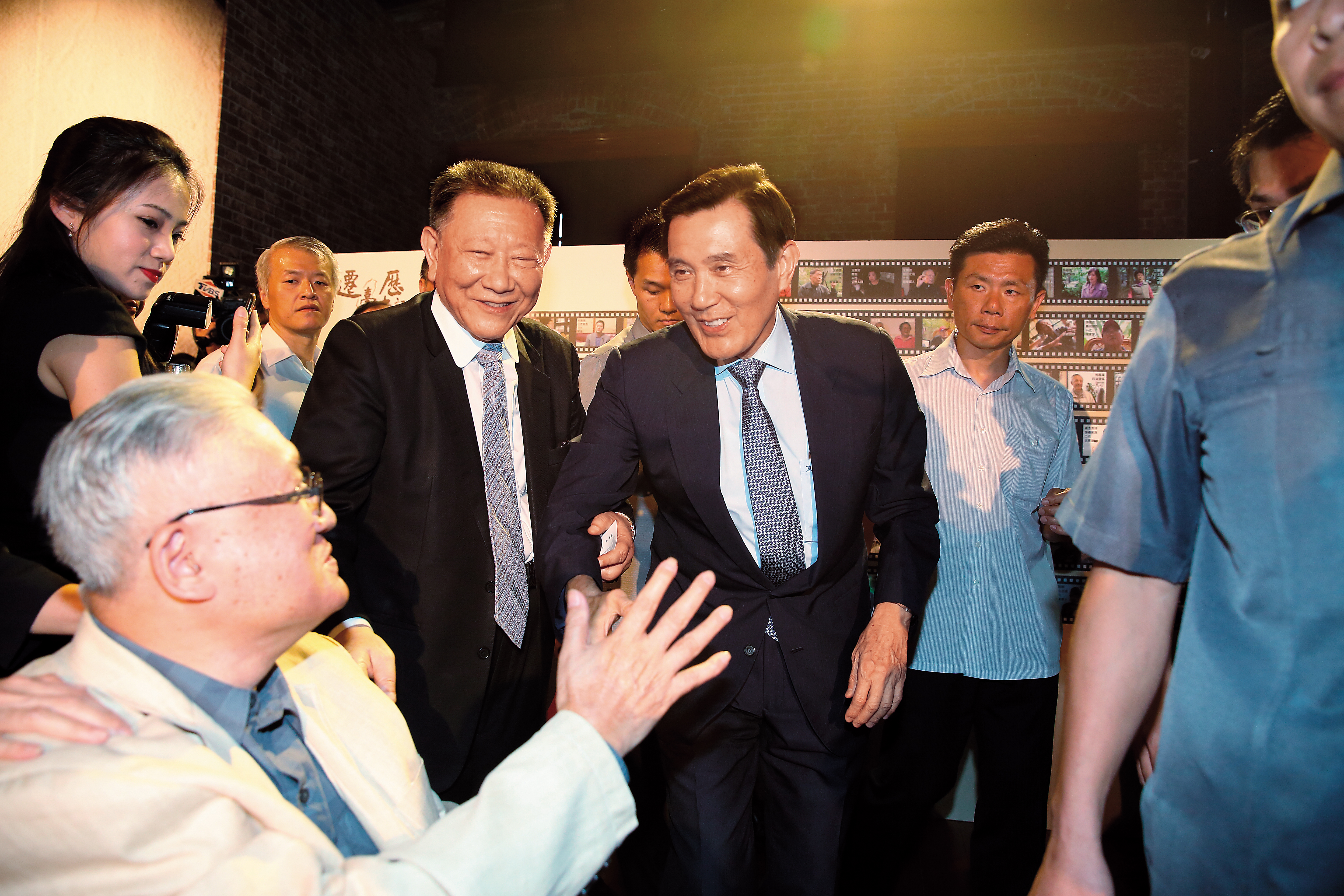 財團法人沈春池文教基金會去年5月舉辦「遷台歷史記憶庫」搶救活動,董事長沈慶京特別邀請前總統馬英九參加,可見2人好交情。