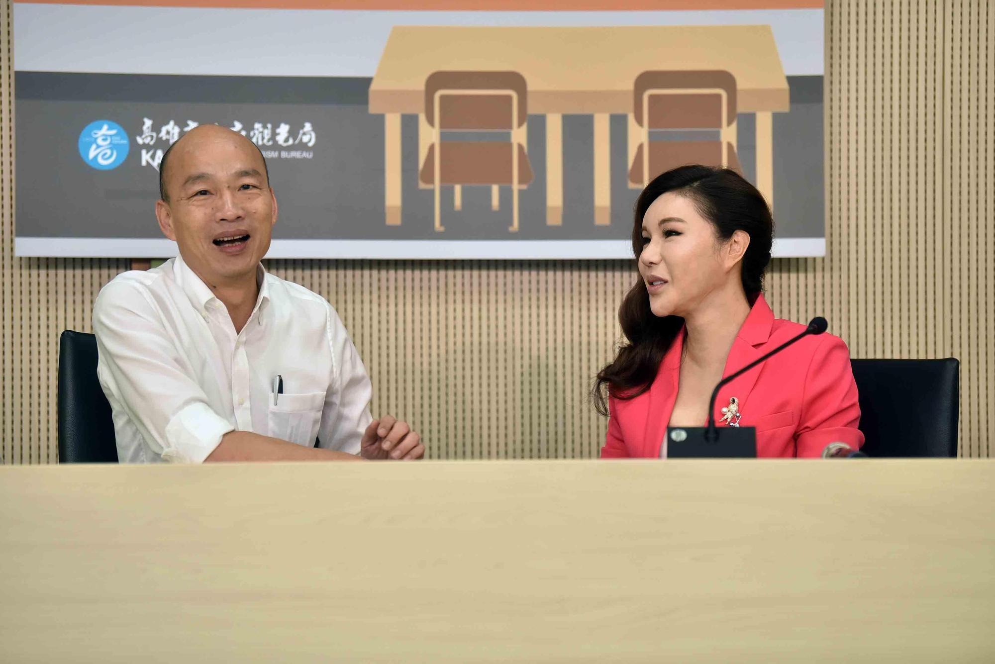 利菁自嘲曾經是演藝圈被黑第一名來勉勵韓國瑜,把他逗的樂不可支。(高雄市政府提供)