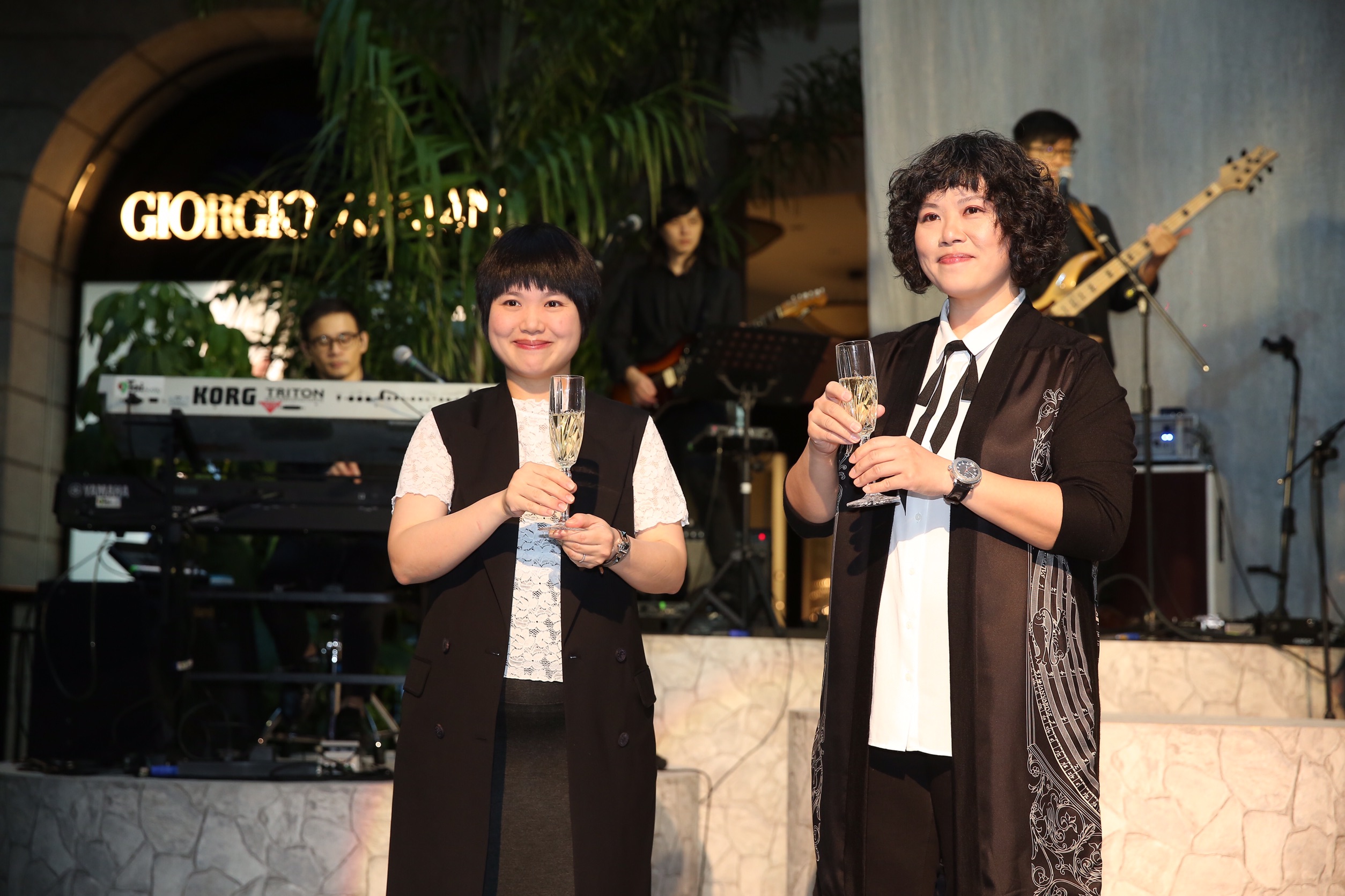 BELLAVITA今年歡慶10週年,梁家姊妹梁怡敏、梁佳敏也難得現身。