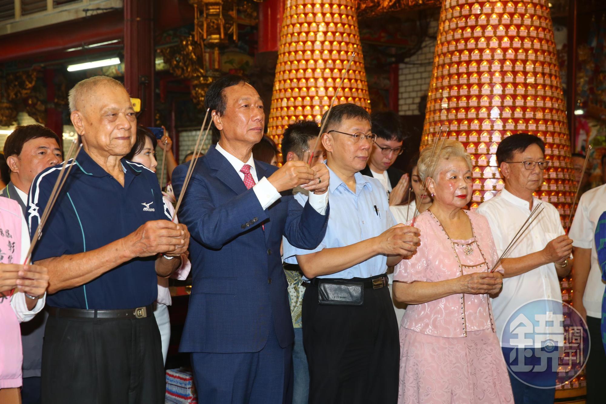 鴻海前董事長郭台銘(左2)今清晨與台灣民眾黨主席柯文哲(左3)一同前往新竹城隍廟參拜,柯媽媽與柯爸爸也一起上香。