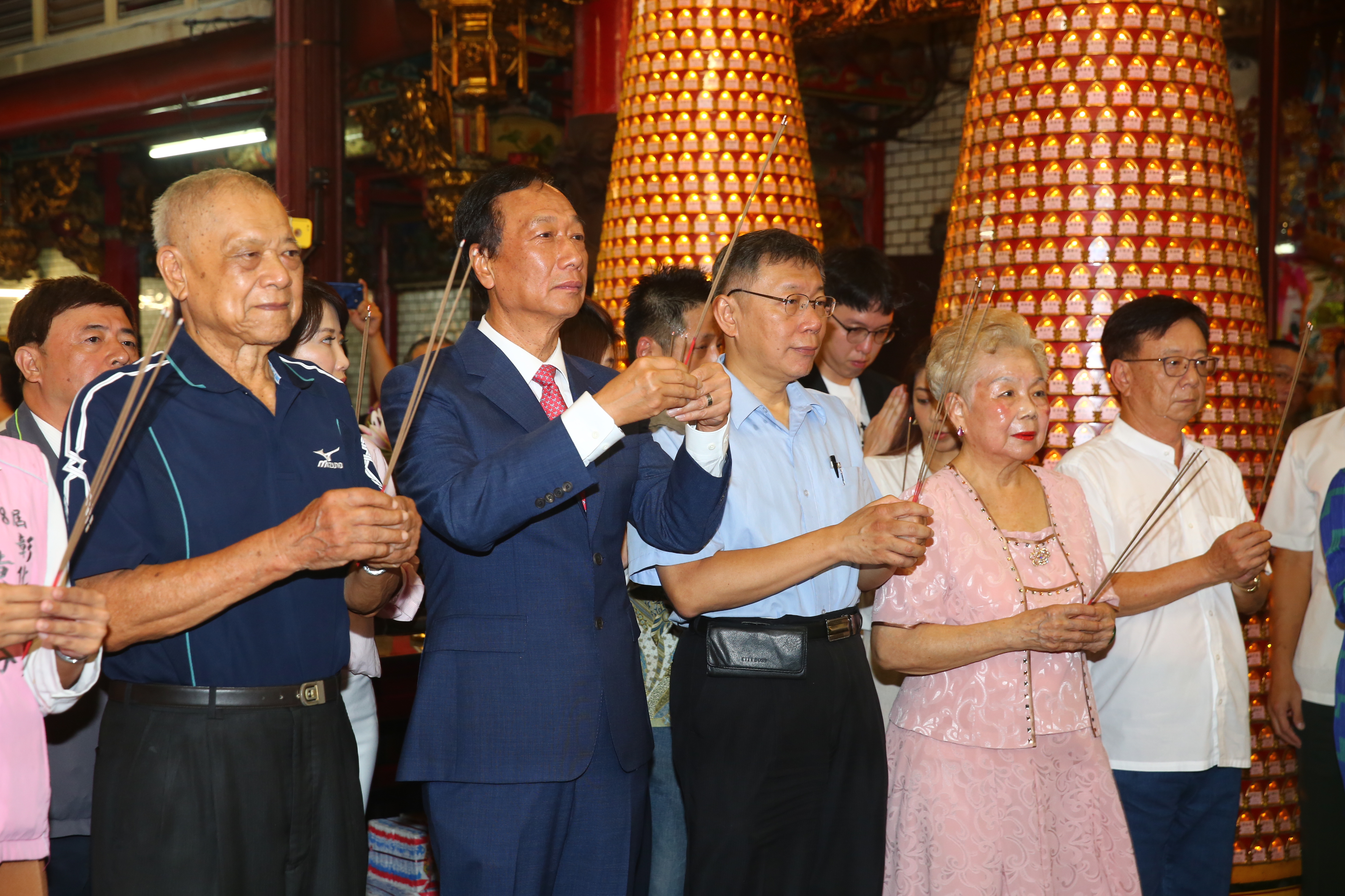 鴻海前董事長郭台銘（左2）今清晨與台灣民眾黨主席柯文哲（左3）一同前往新竹城隍廟參拜，柯媽媽與柯爸爸也一起上香。