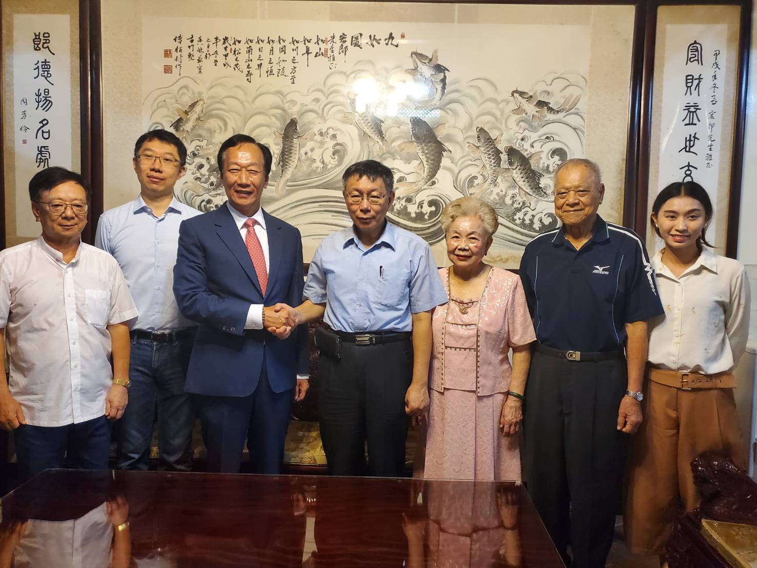 鴻海集團創辦人郭台銘到柯文哲老家拜訪。