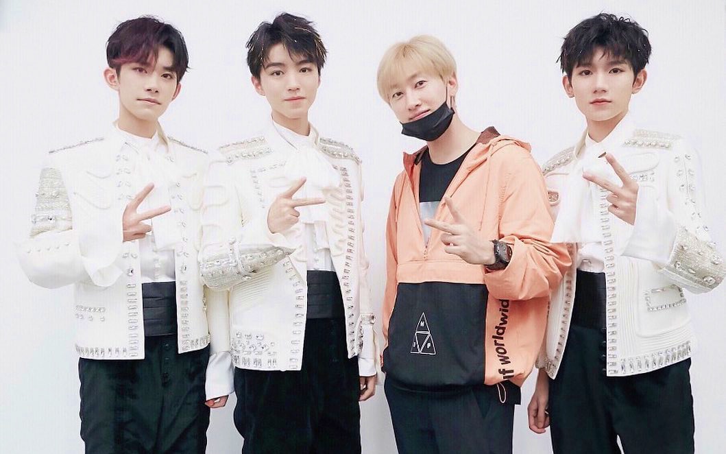 SJ銀赫（右2）為TFBOYS擔任6週年演唱會總導演。（翻攝銀赫IG）