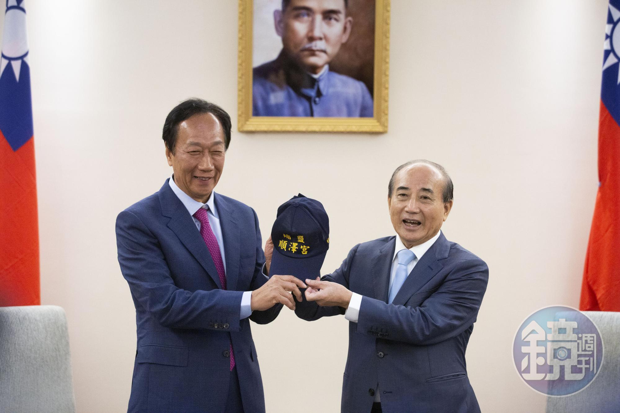 11日上午,郭台銘(左)與柯文哲在新竹會面後,驅車北上與王金平合體「郭王會」,王金平致贈最近最夯的順澤宮帽子,祝郭董得冠軍。