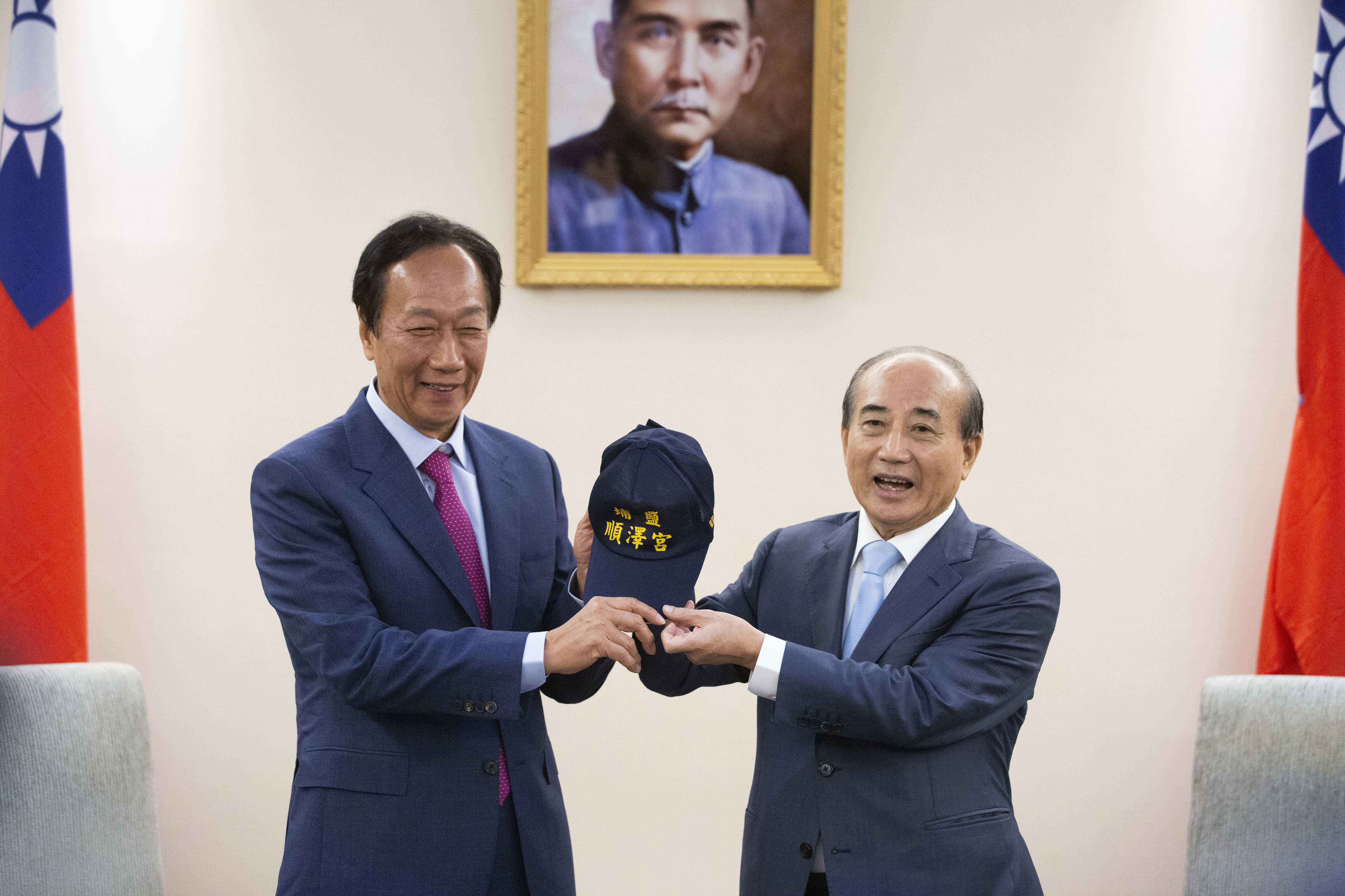 11日上午，郭台銘（左）與柯文哲在新竹會面後，驅車北上與王金平合體「郭王會」，王金平致贈最近最夯的順澤宮帽子，祝郭董得冠軍。