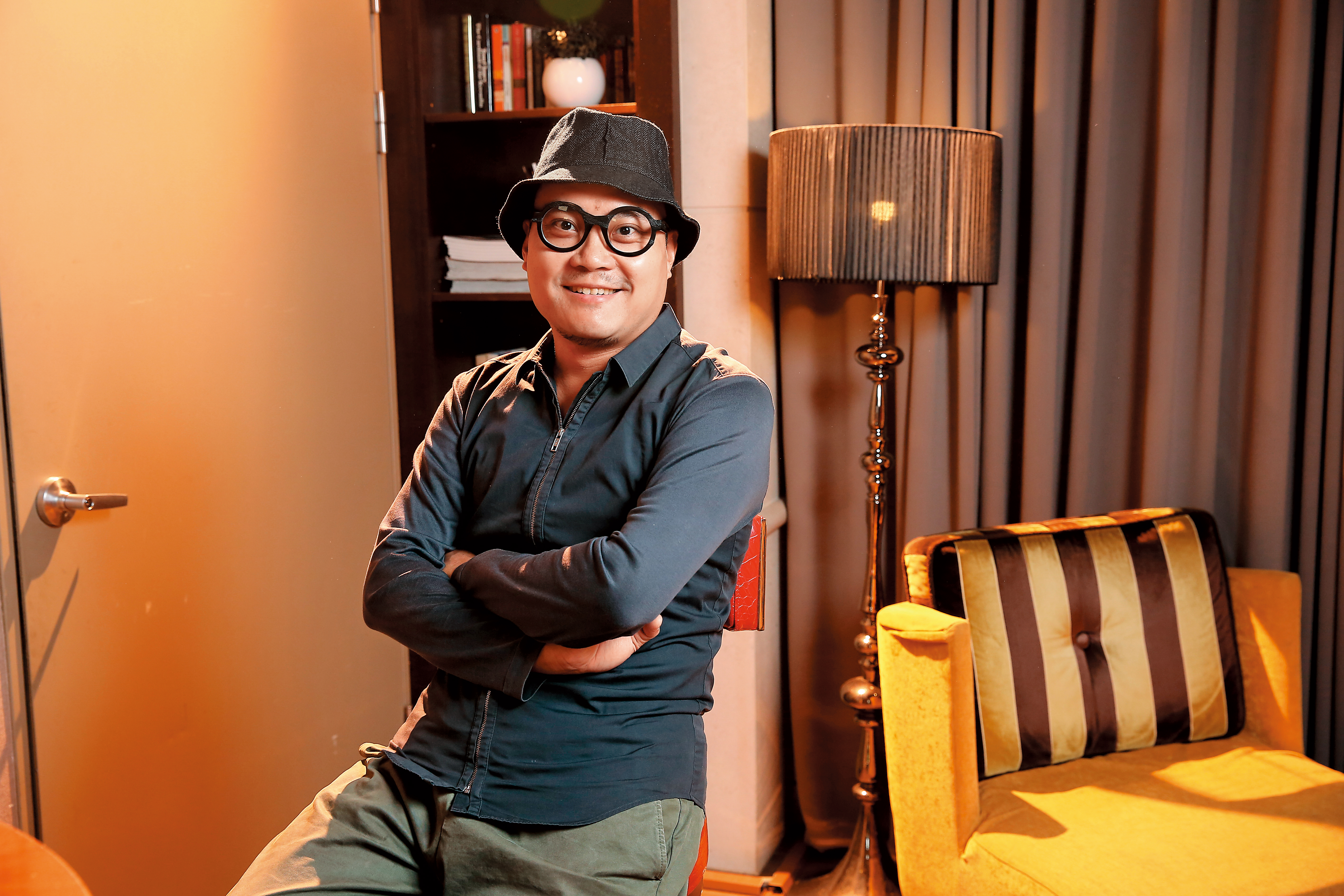 攻讀文學的黃勁輝，具編劇、小說家、導演、學者等多重身分。