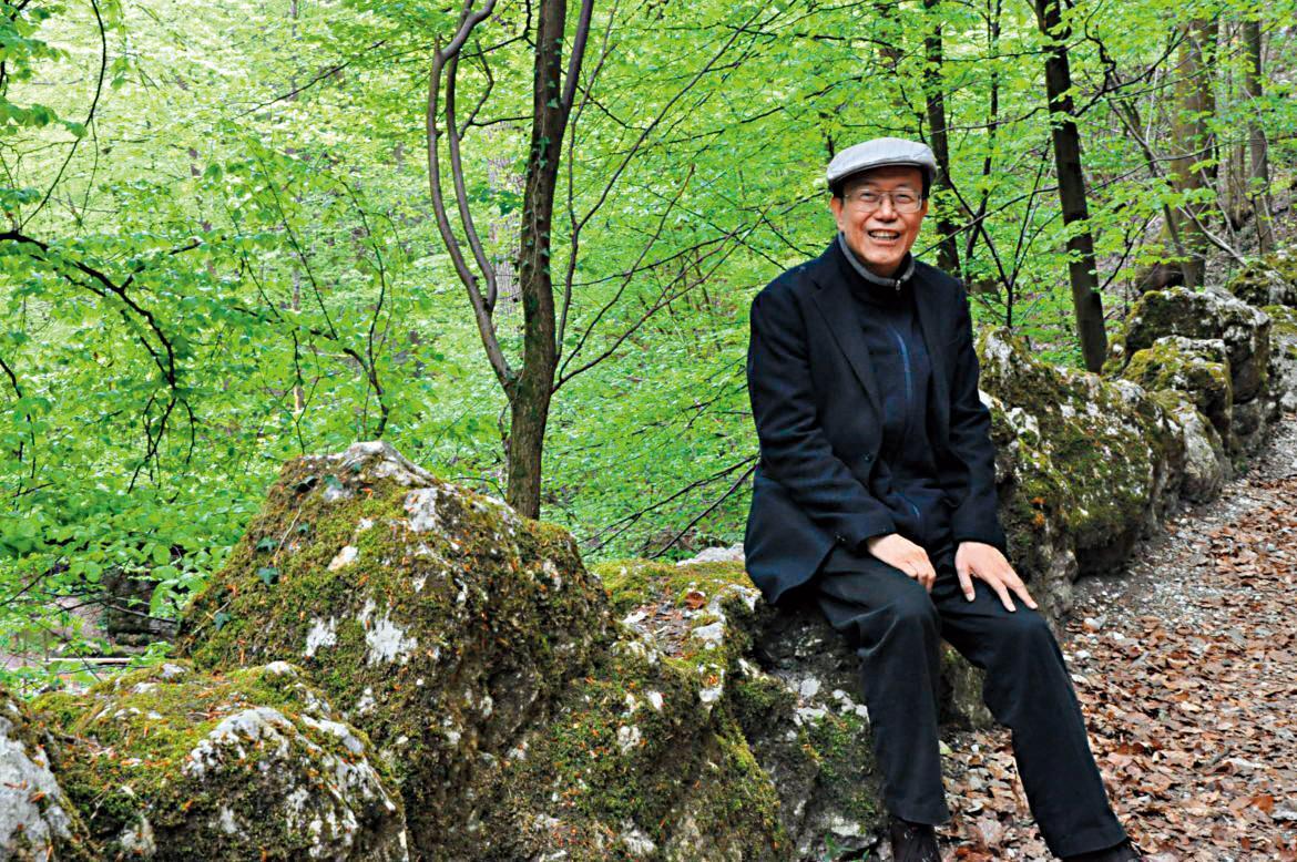 紀錄片《也斯：東西》呈現也斯兼具詩人、作家、學者與跨界創作人的多樣面貌。（黃勁輝提供）