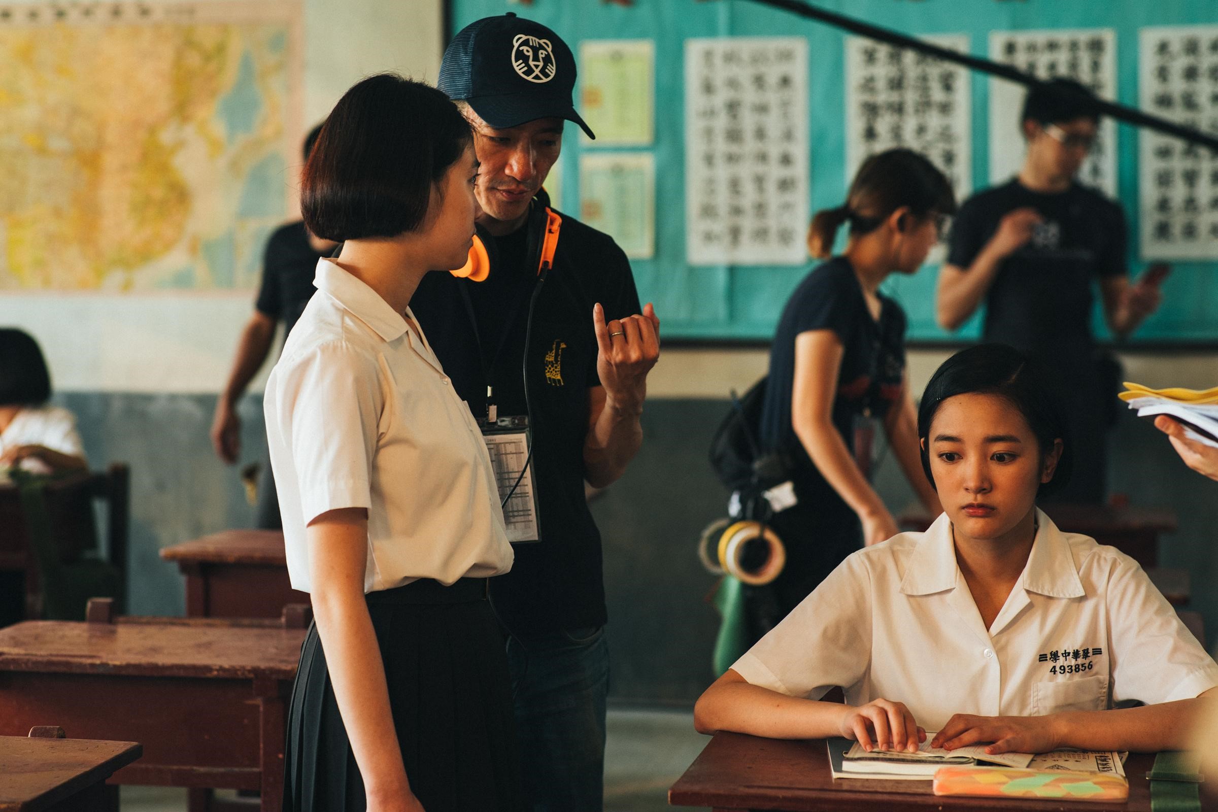 導演徐漢強（左2）喜歡電玩《返校》的故事，改編電影時也忠於原著精神，並透過海選由王淨（右1）飾演女主角。（影一製作所提供）