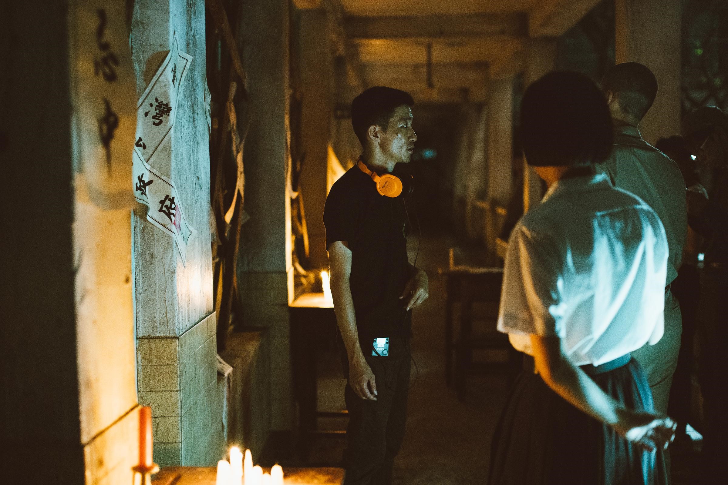 徐漢強（左）首次拍劇情長片，但無論在影像敘事的掌握，或是對電玩遊戲的認識，都堪稱是《返校》電玩改編電影的導演不二人選。（影一製作所提供）