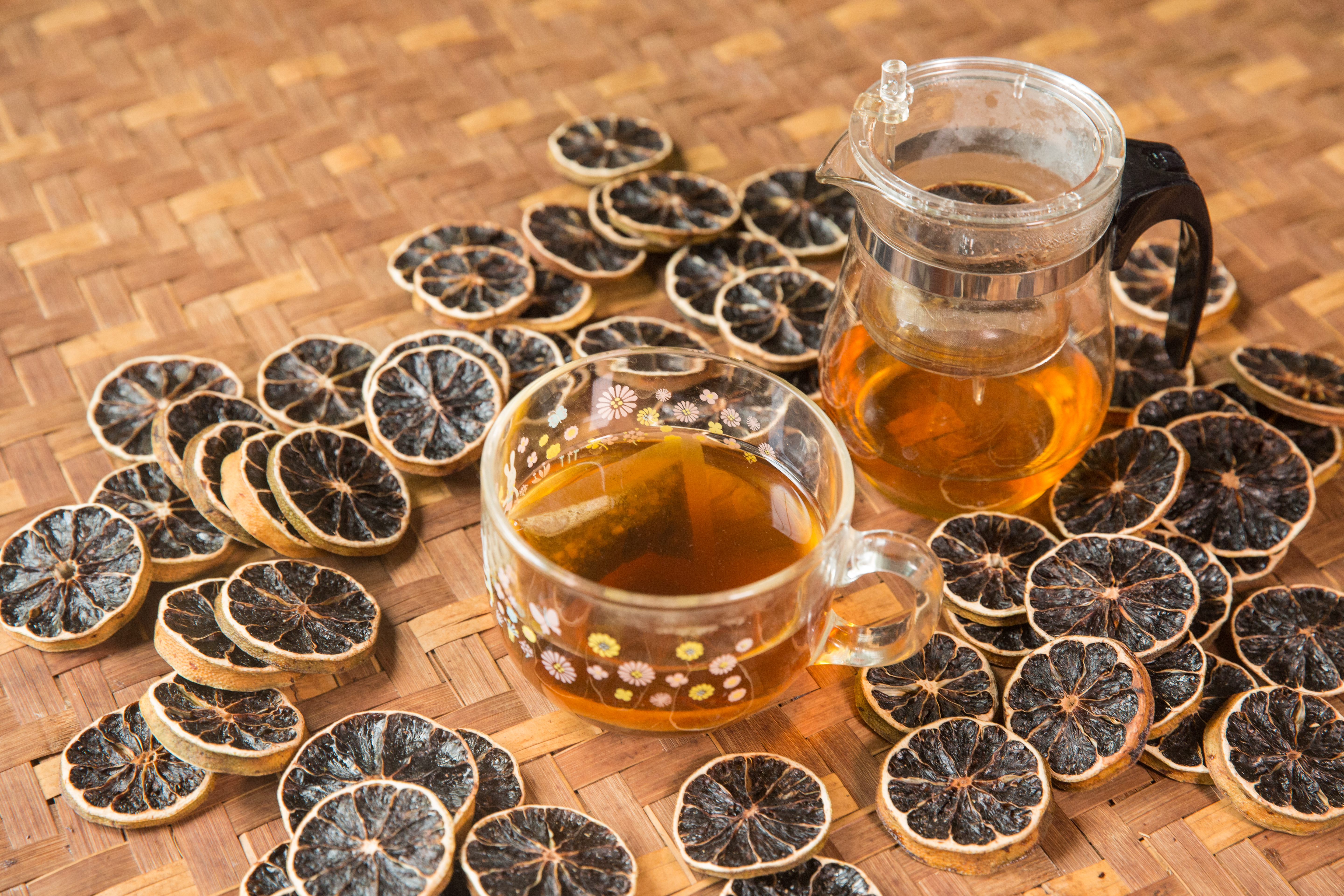 詹翔欽的手作檸檬茶包，用無籽檸檬、甜菊葉、紅茶製成。經過4年努力，去年獲選百大伴手禮，漸有成績。