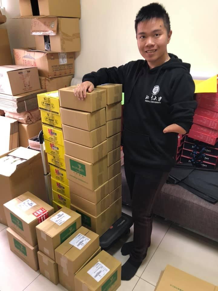 創業初期,3個月只賣3萬元,懂得網路行銷後,如今可月賣400盒。(詹翔欽提供)