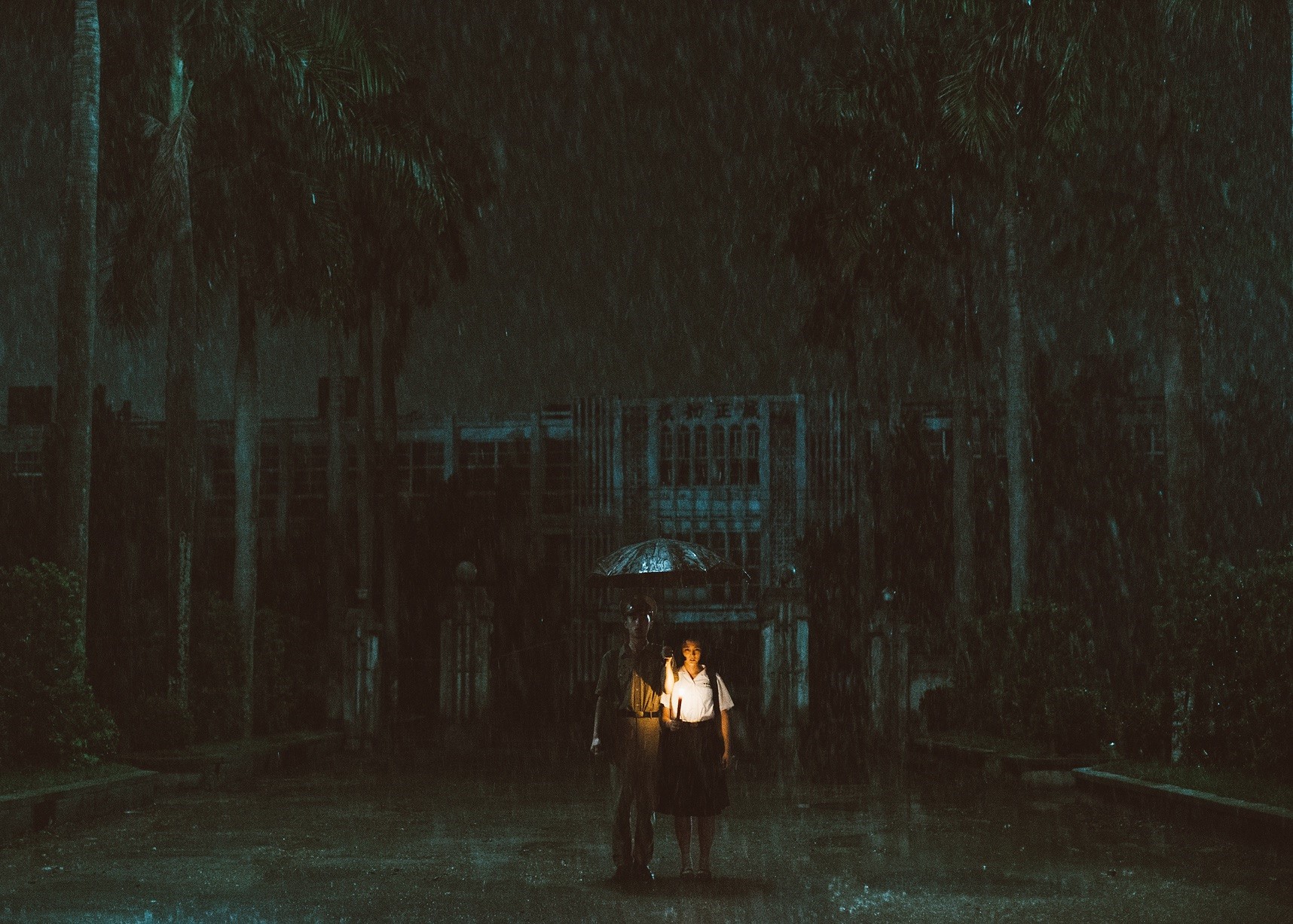 片中的翠華中學場景在全台灣尋找8個月，終於找到荒廢17年且是1960年代建築的廢校。（影一製作所提供）