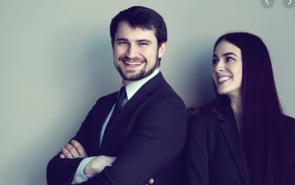 律師凱薩琳希爾斯3年前開始兼差賣淫，以行動改善大眾對於賣淫工作的看法，丈夫也大力支持。（翻攝自Clark & Sears Law網站）