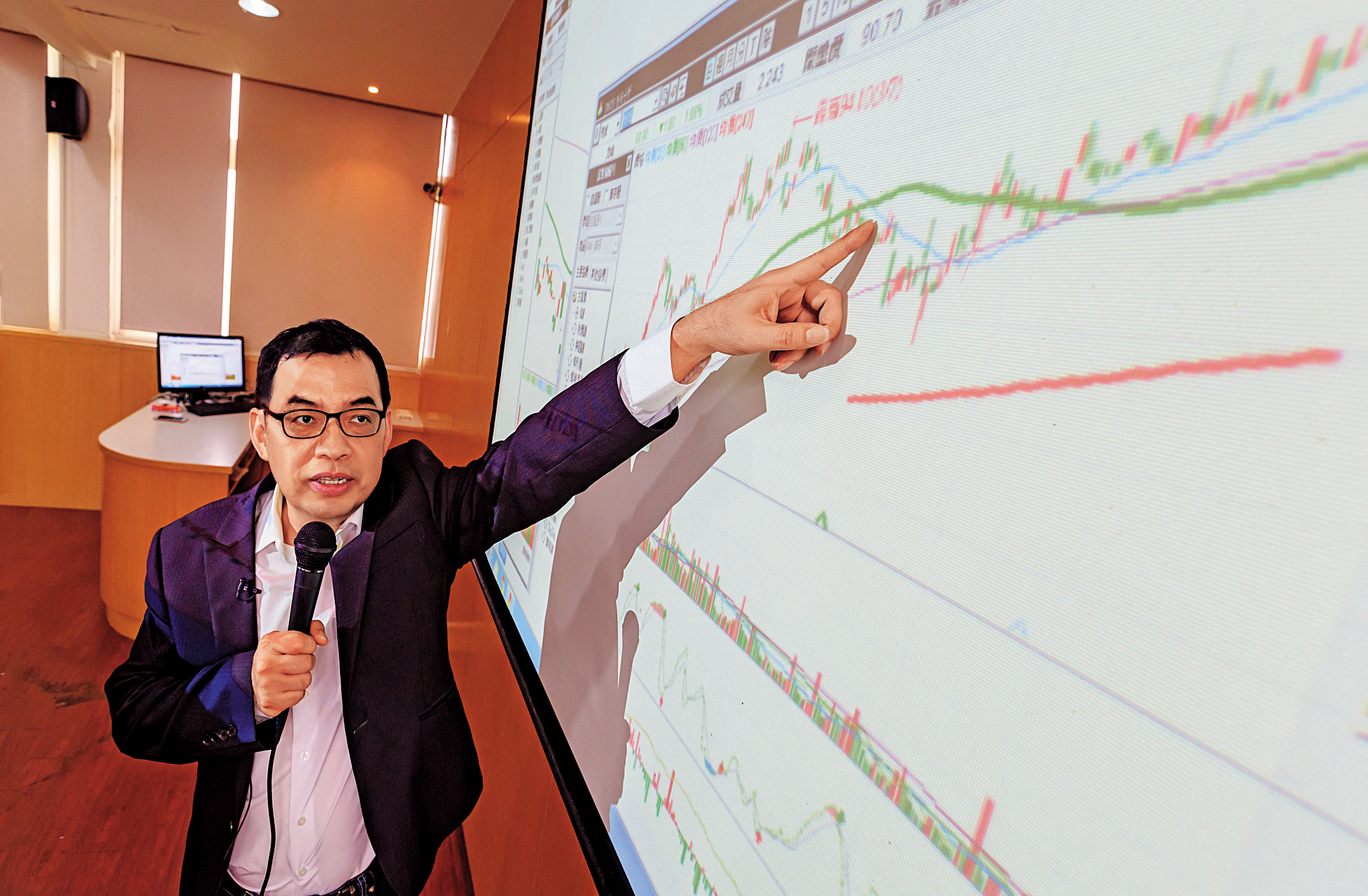 熱愛教書和投資的鄭廳宜，上課時和財金系學生一起看盤談投資，樂此不疲。