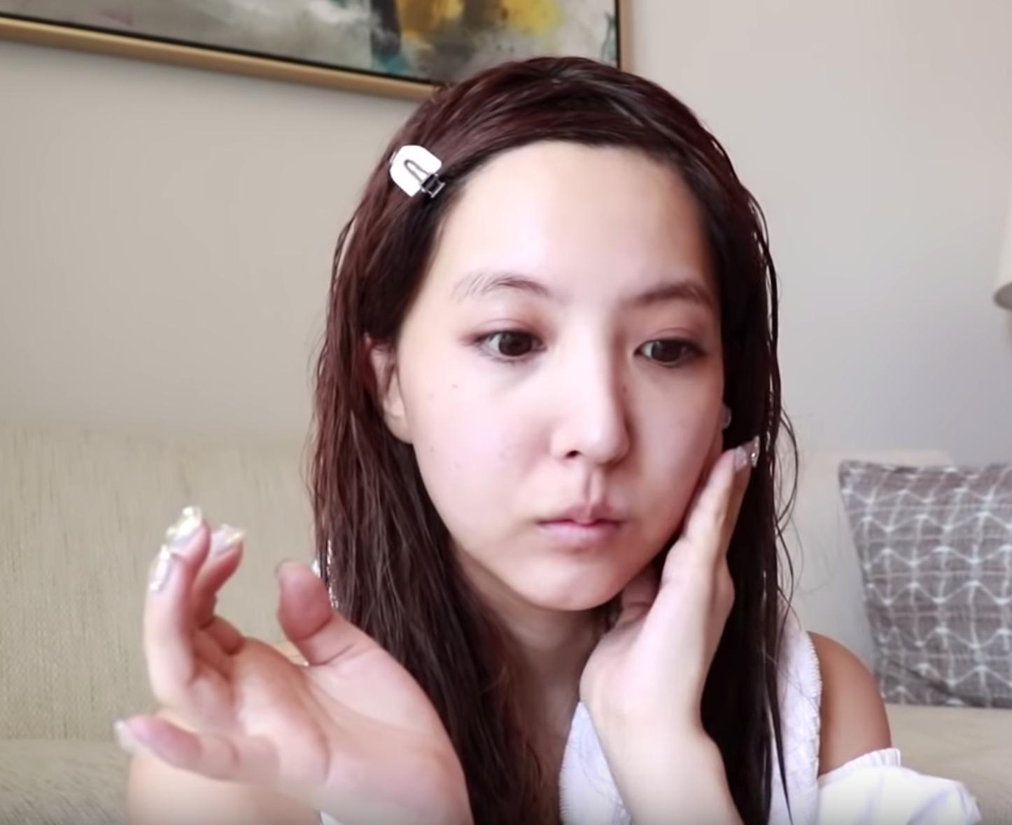三上悠亞素顏入鏡,讓大家看到她平常做基礎保養與上妝過程。(截圖自影片)