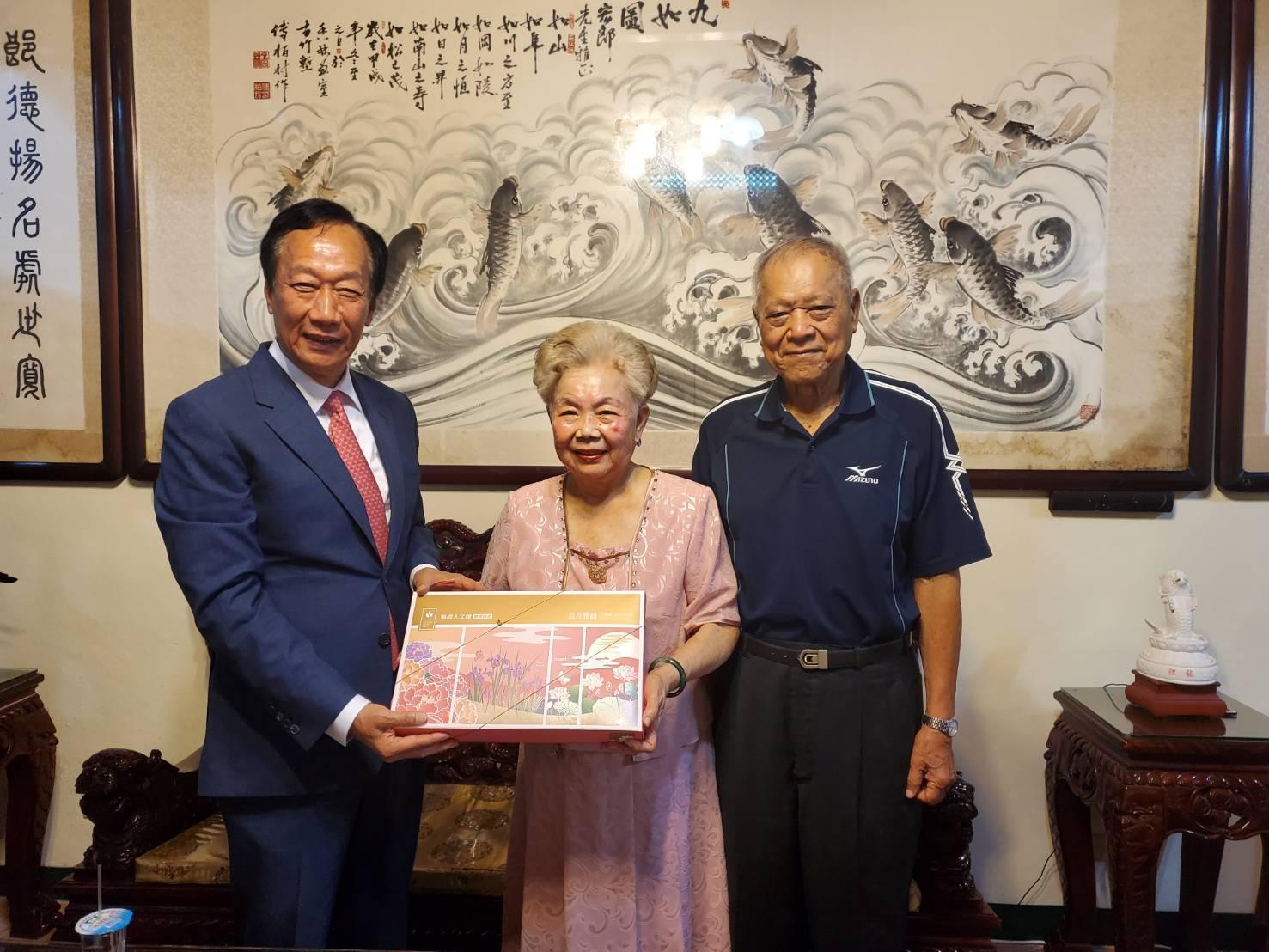柯文哲媽媽(中)表示以前喜歡蔡英文,但是現在希望郭台銘(左)可以順利當選總統。圖為郭台銘今(11日)早前往新竹親送月餅給柯爸柯媽。(郭台銘辦公室提供)
