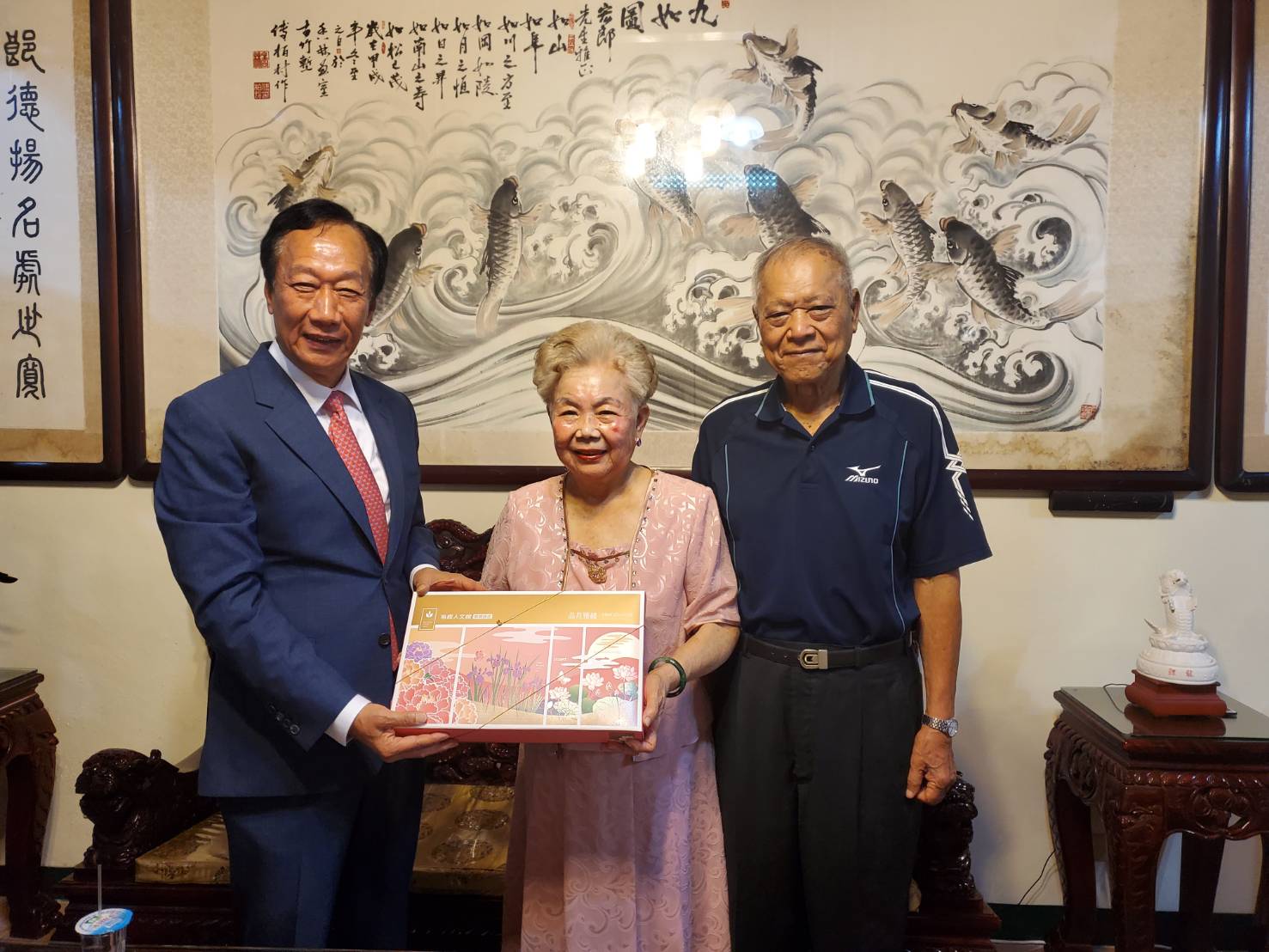 柯文哲媽媽（中）表示以前喜歡蔡英文，但是現在希望郭台銘（左）可以順利當選總統。圖為郭台銘今（11日）早前往新竹親送月餅給柯爸柯媽。（郭台銘辦公室提供）