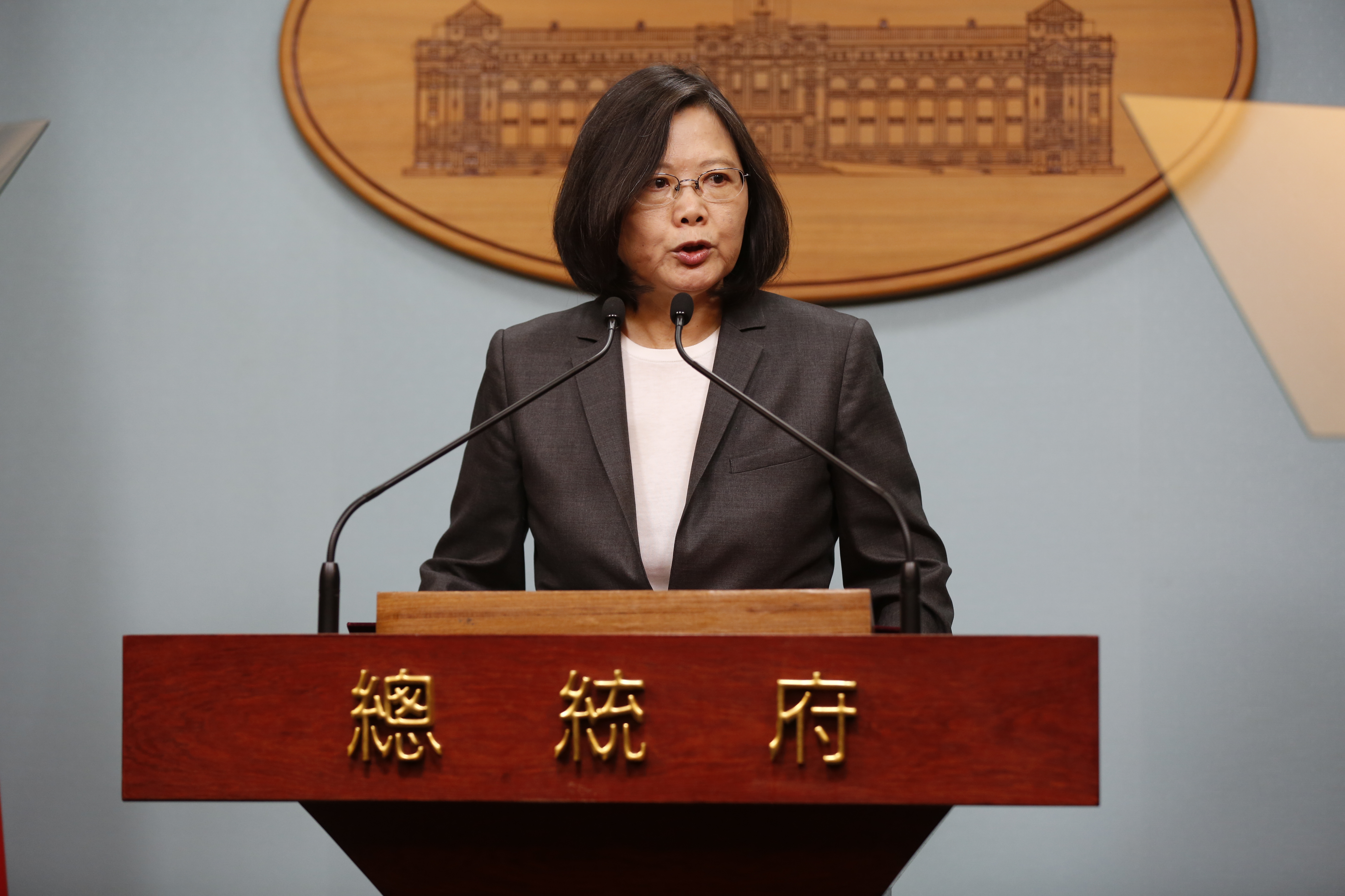 新北市汐止派出所警員薛定岳未婚妻寫下千字陳情書向總統蔡英文陳情，對此蔡英文在臉書做出回應。