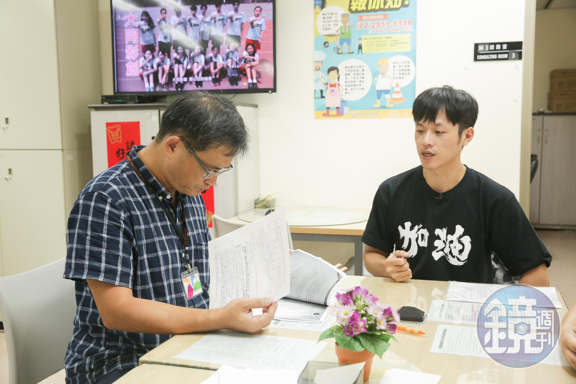 今(11)日早上11時,焦糖哥哥陳嘉行帶著文件到勞動局申訴。