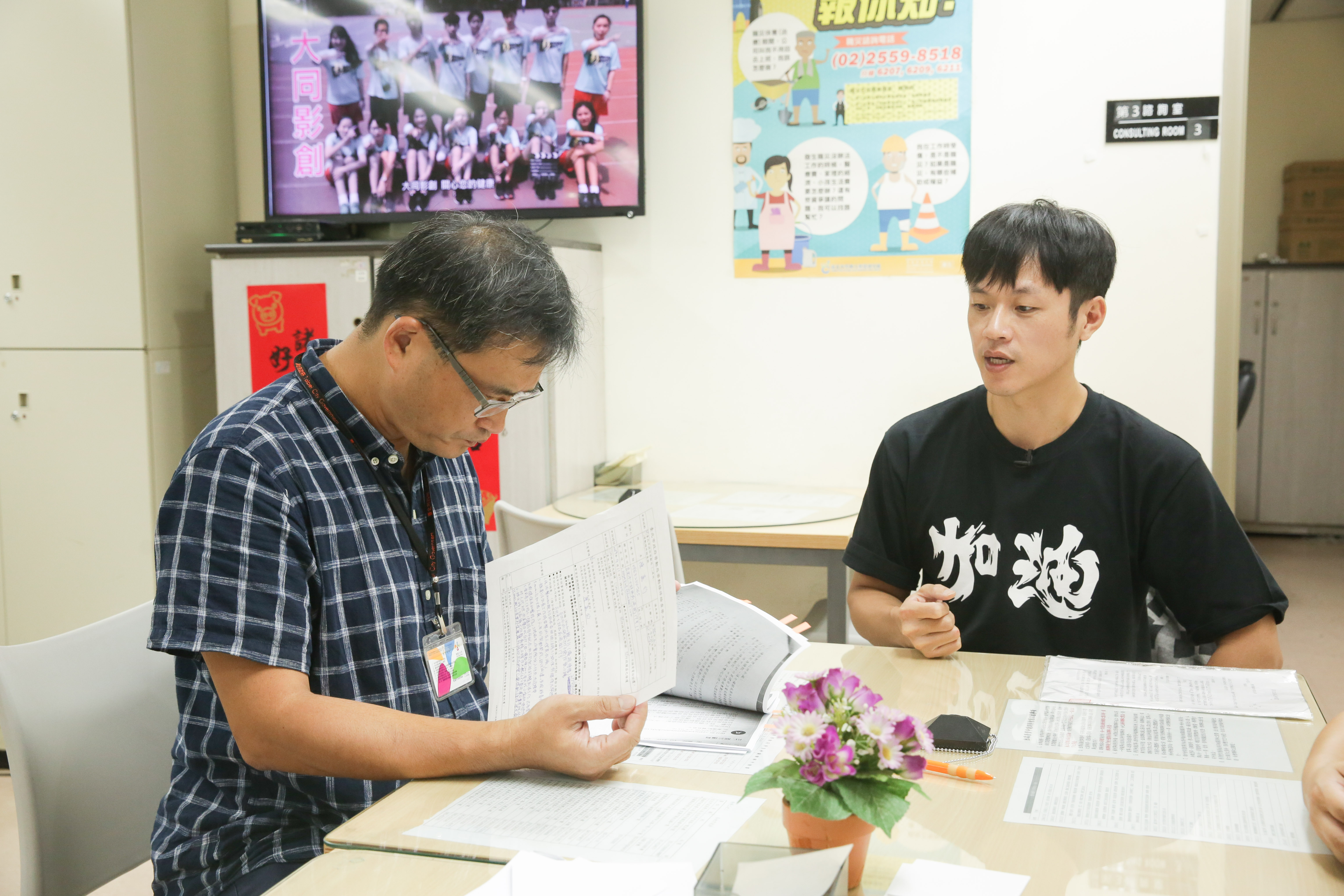 今（11）日早上11時，焦糖哥哥陳嘉行帶著文件到勞動局申訴。