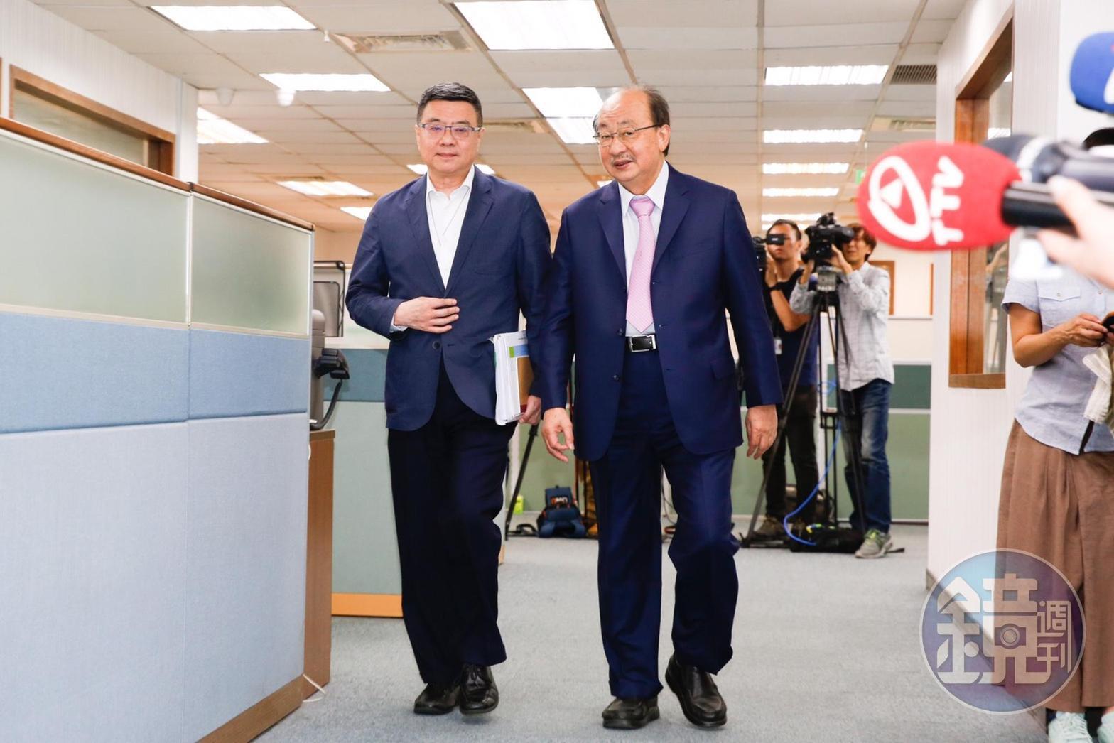 民進黨主席卓榮泰（左）今出席中常會。