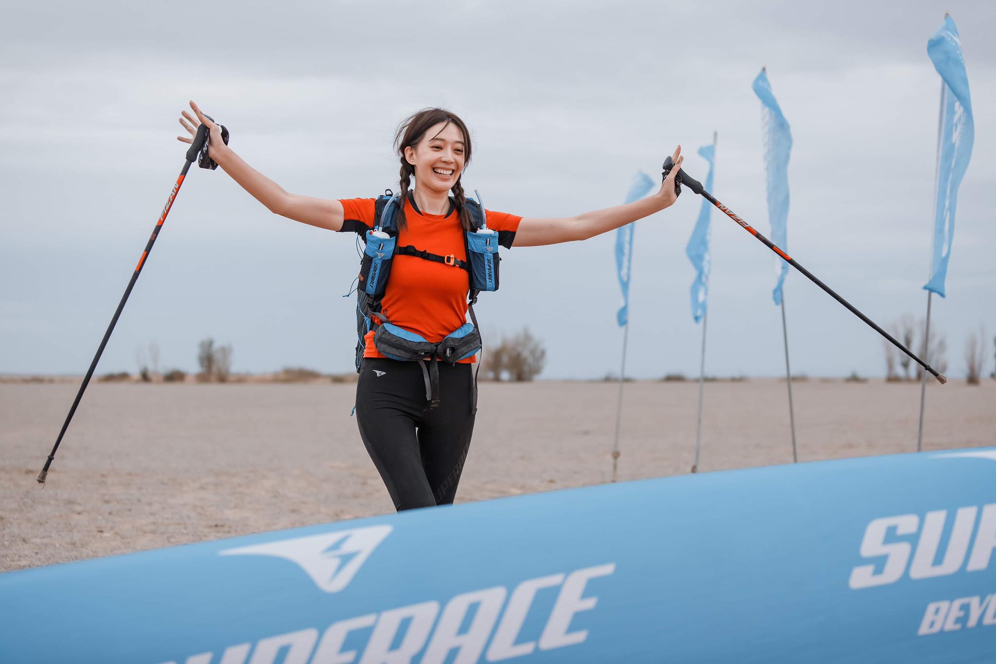 名模王心恬近日參加超馬賽事敦煌站，3天只睡7小時跑完115公里。（翻攝自王心恬粉絲專頁）