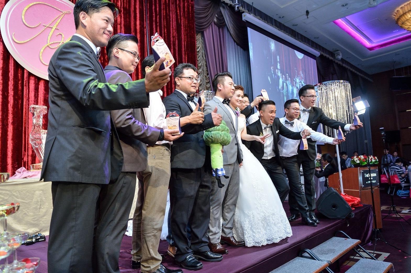 李孟居（左4）是張志豪多年好友，還曾擔任張志豪婚禮伴郎。（翻攝張志豪臉書）